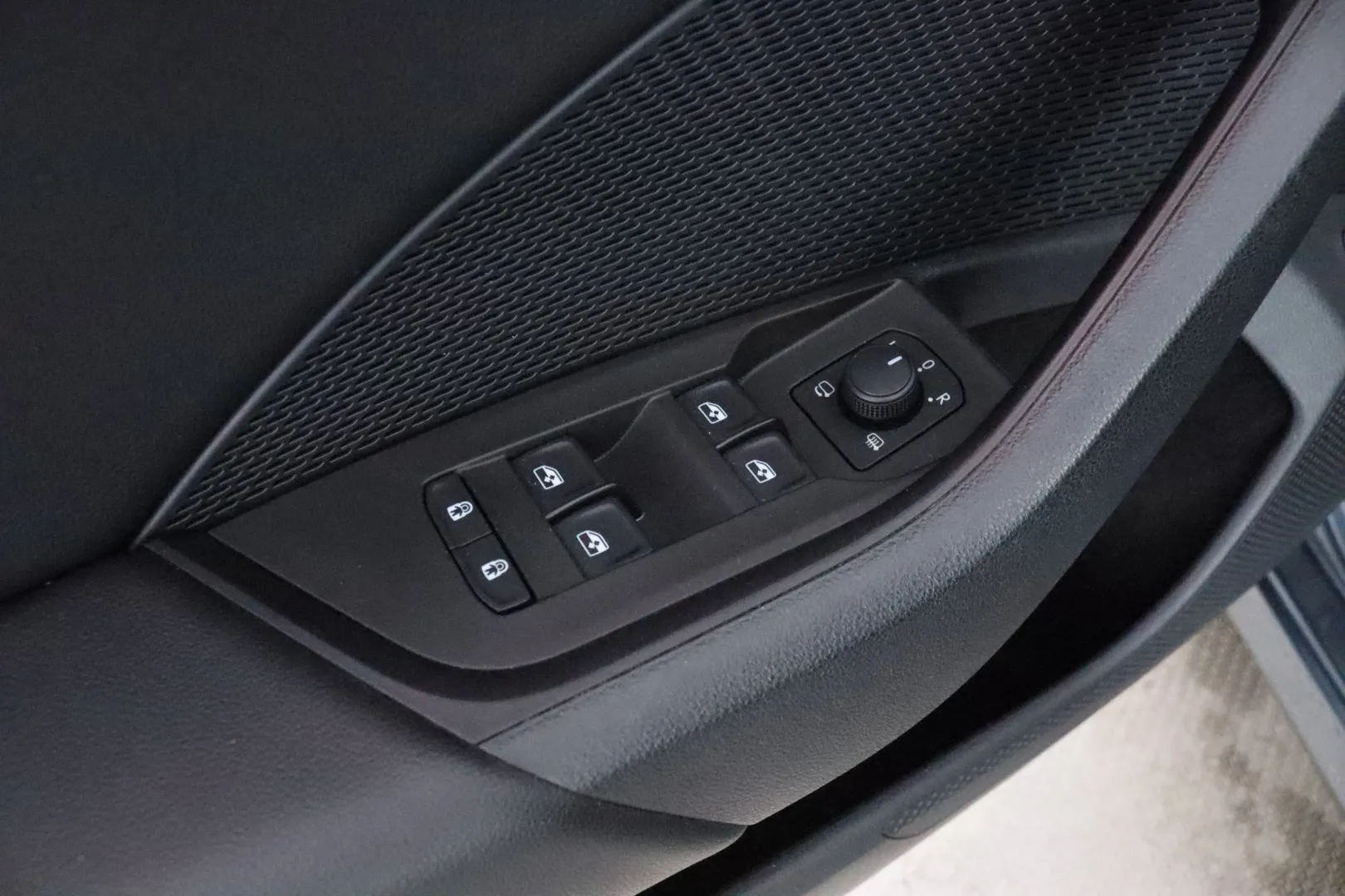 Skoda Octavia KUA-316 carousel image