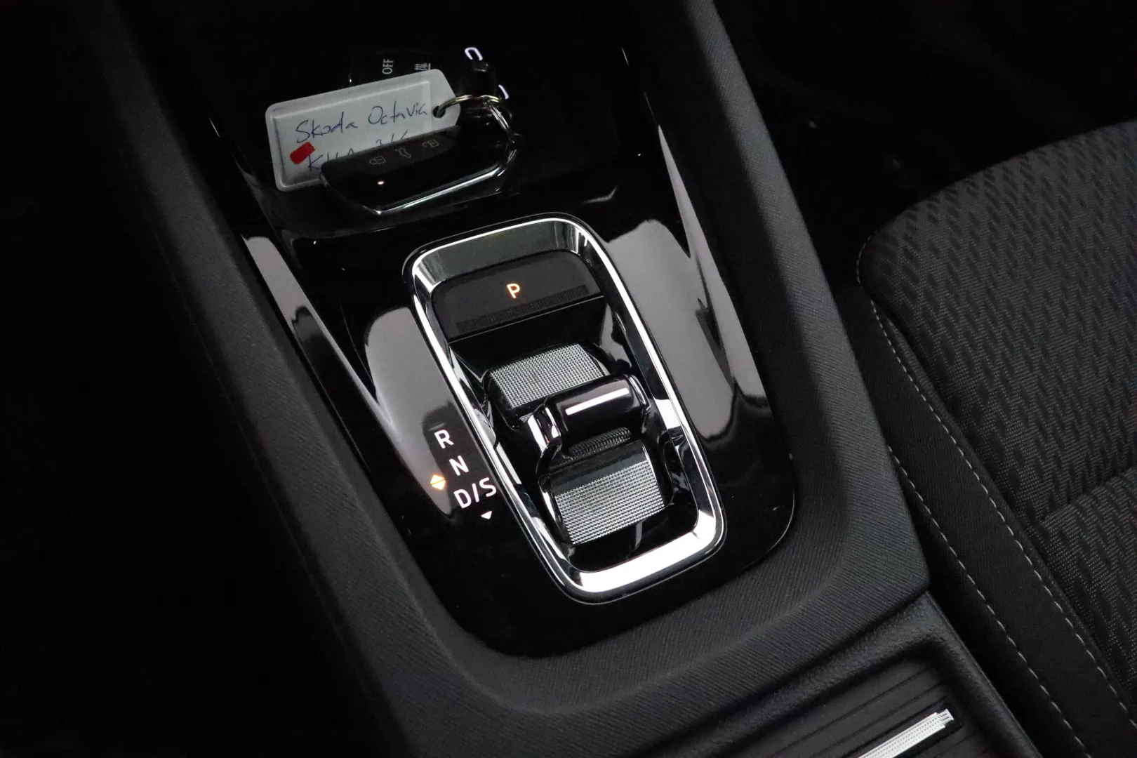 Skoda Octavia KUA-316 carousel image