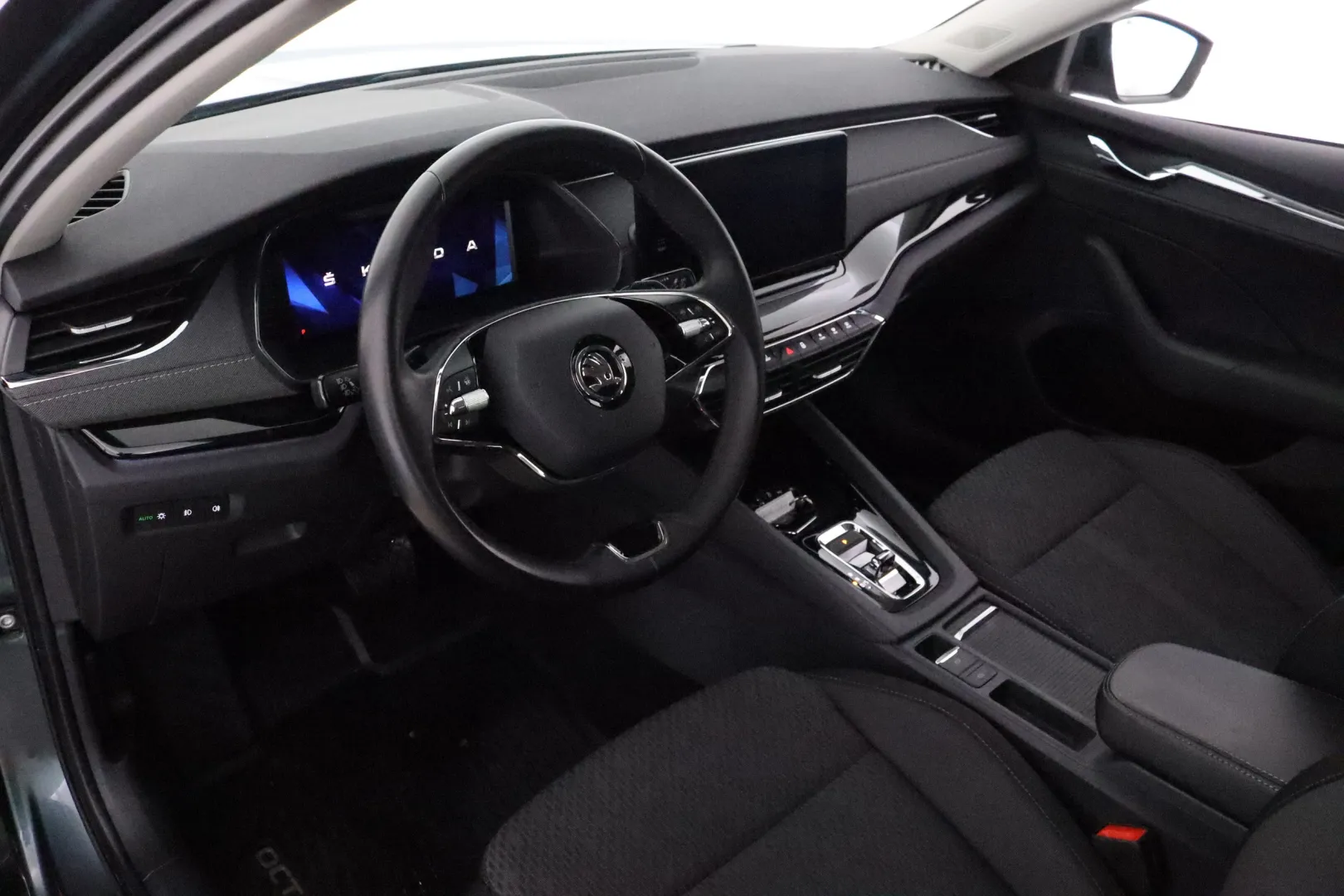 Skoda Octavia KUA-316 carousel image