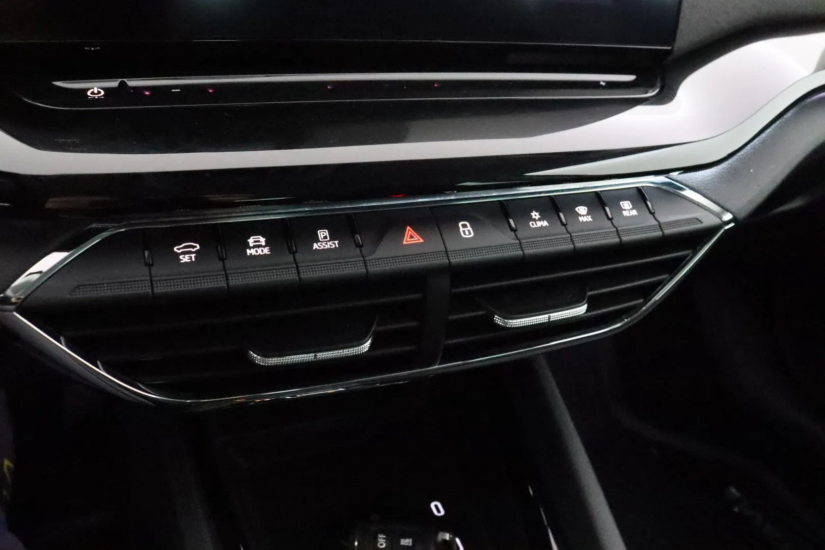 Skoda Octavia KUA-316 carousel image