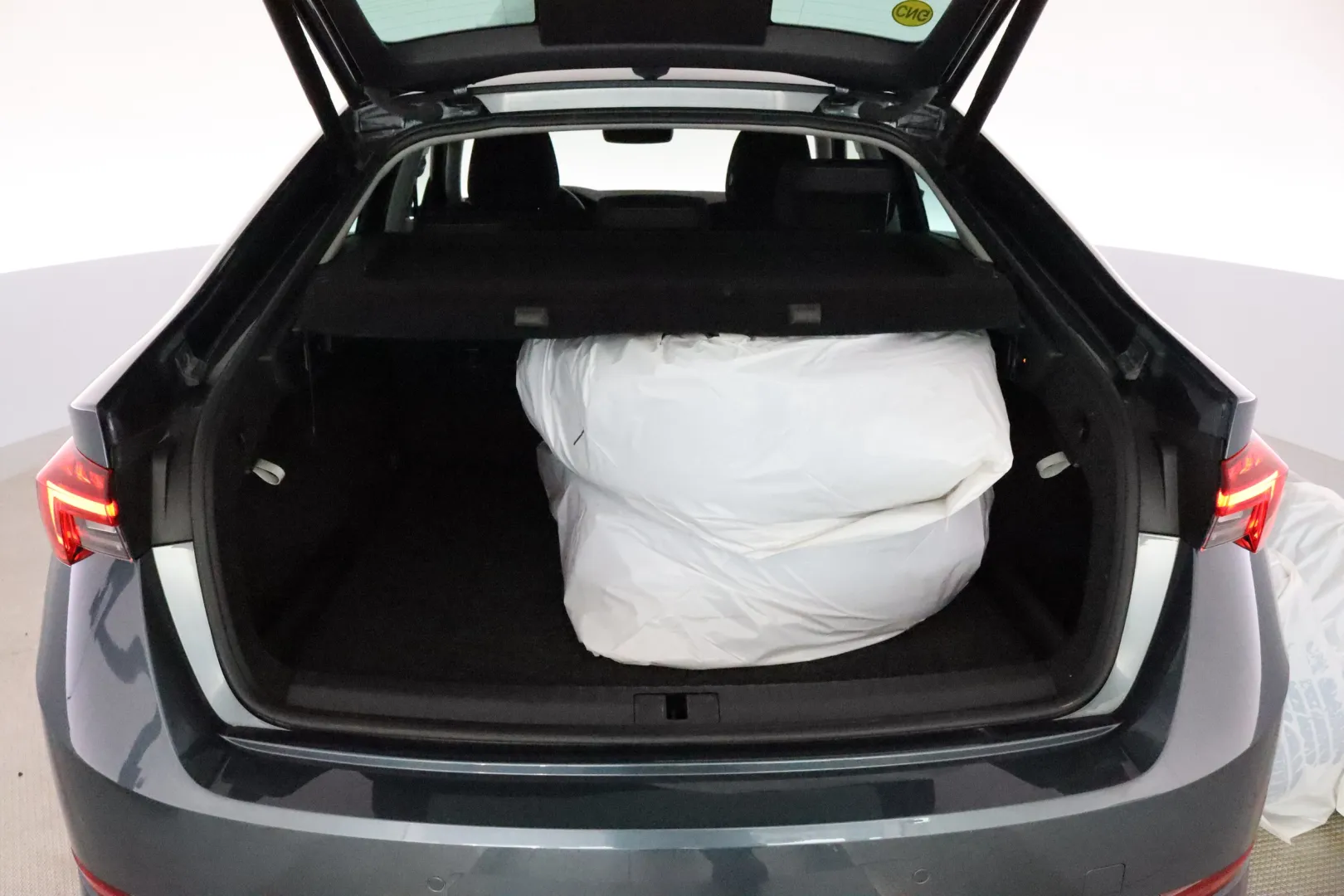 Skoda Octavia KUA-316 carousel image