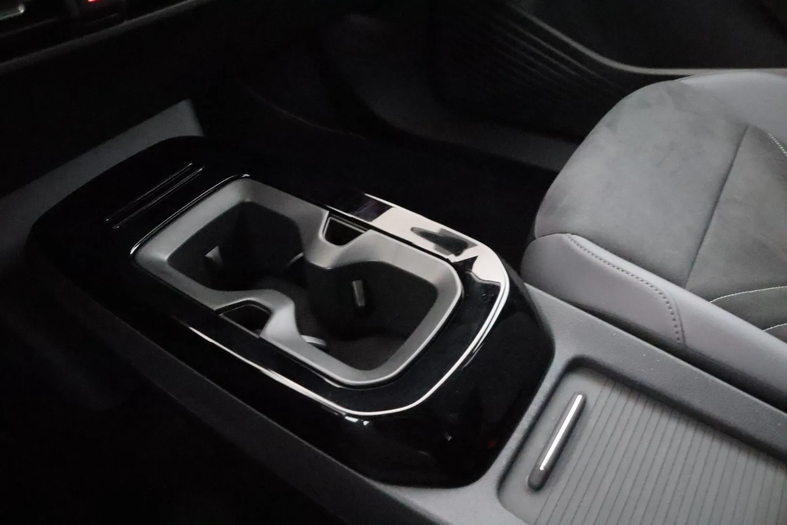 VOLKSWAGEN ID.4 RVZ-283 carousel image