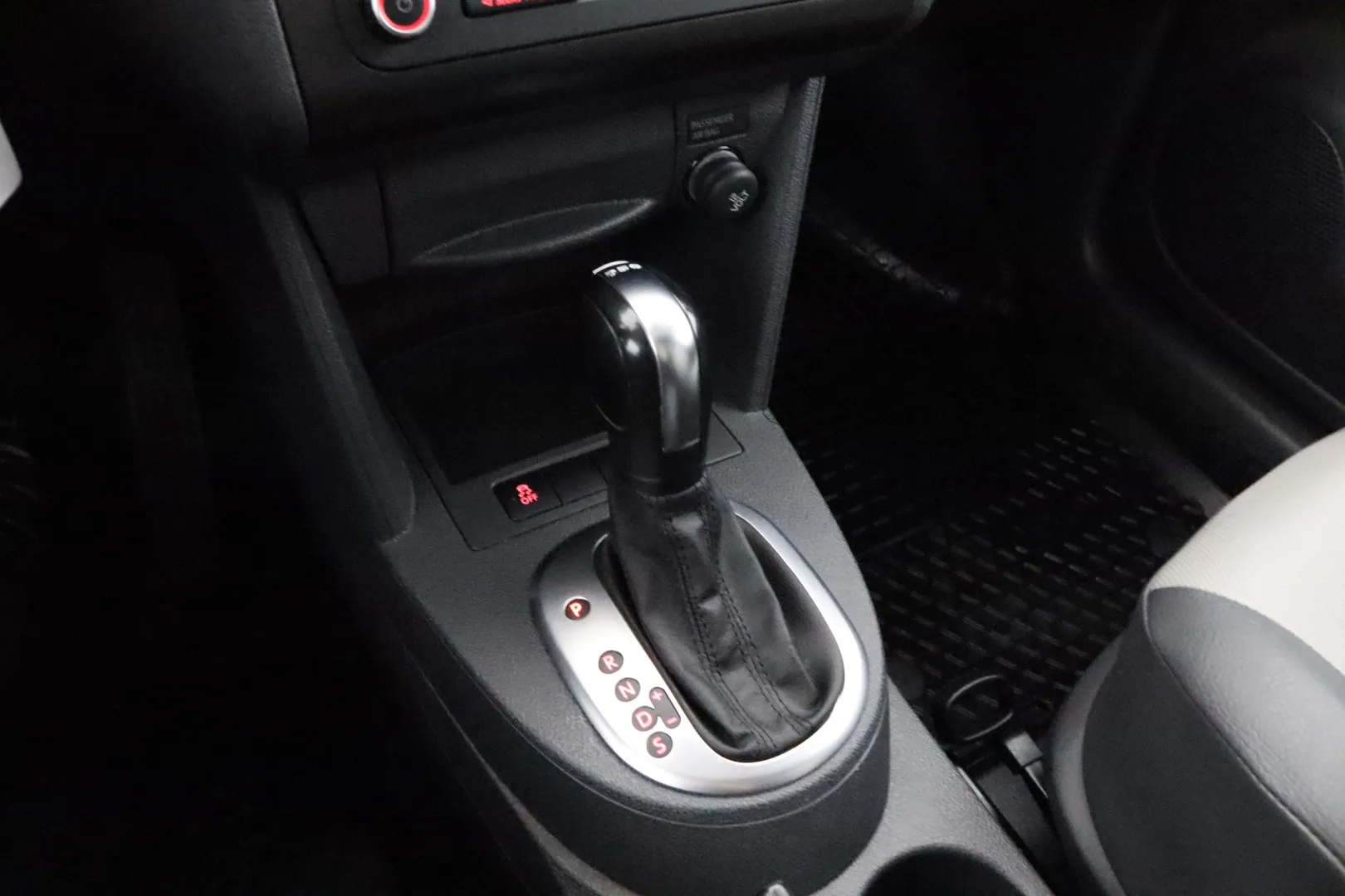 VOLKSWAGEN Caddy Maxi EMH-323 carousel image