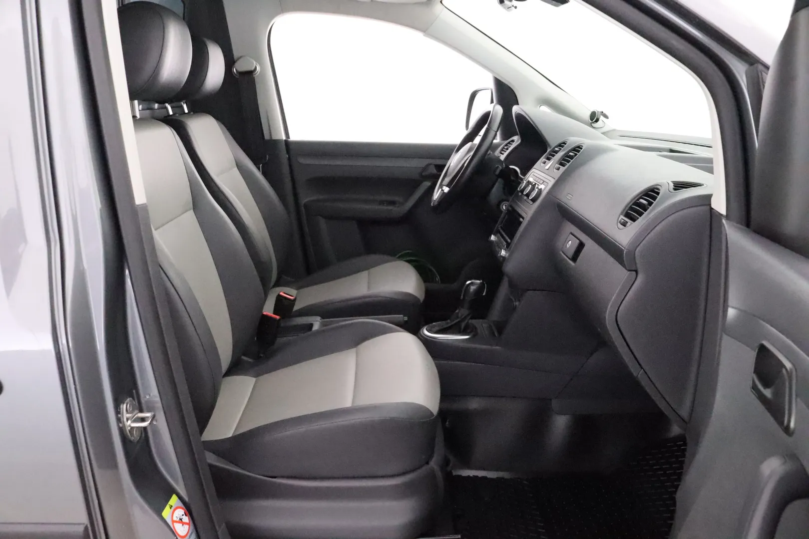 VOLKSWAGEN Caddy Maxi EMH-323 carousel image