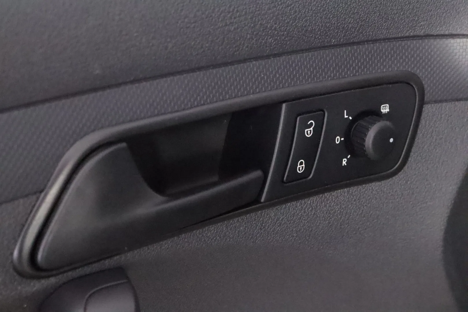 VOLKSWAGEN Caddy Maxi EMH-323 carousel image