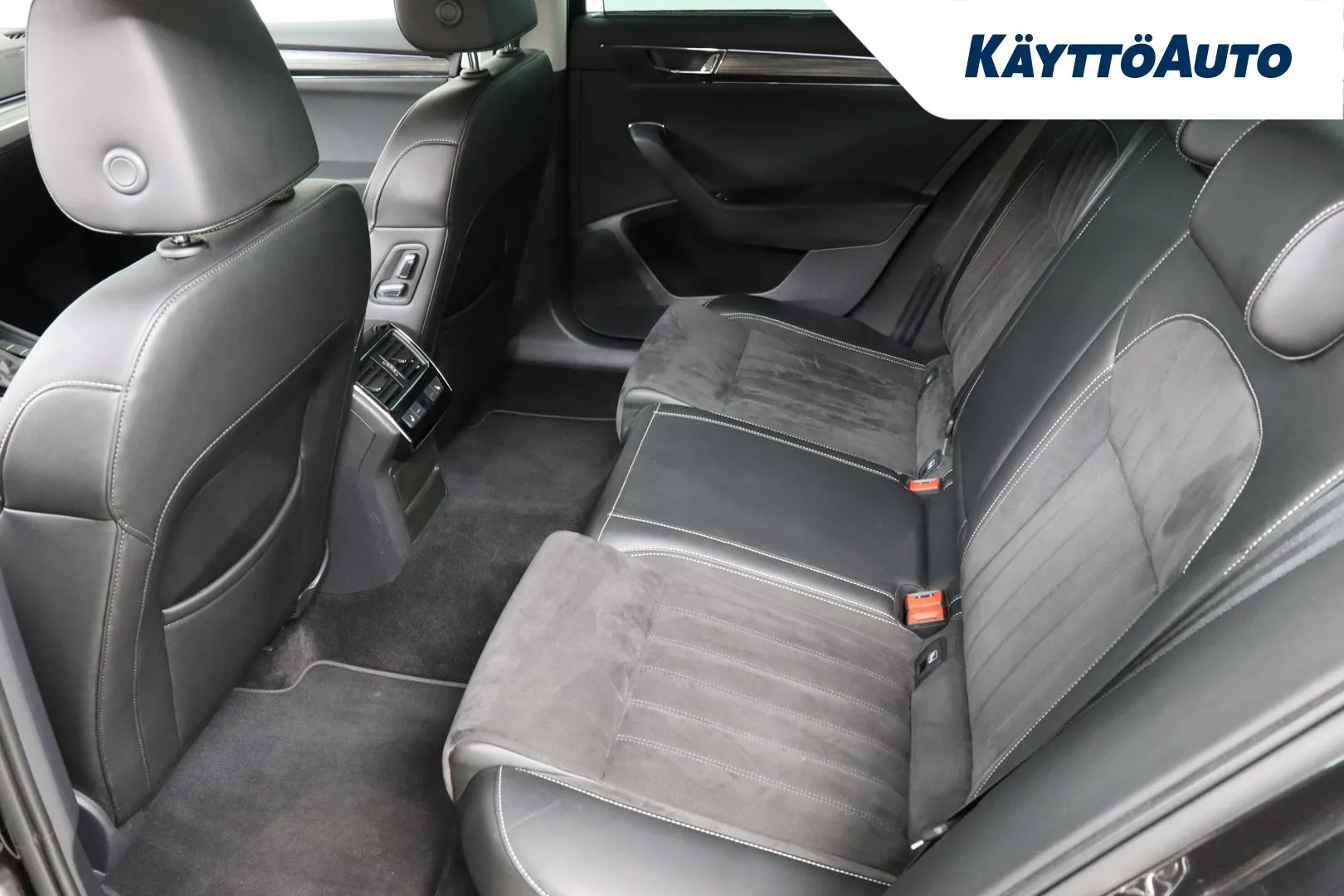 SKODA Superb COJ-641 carousel image