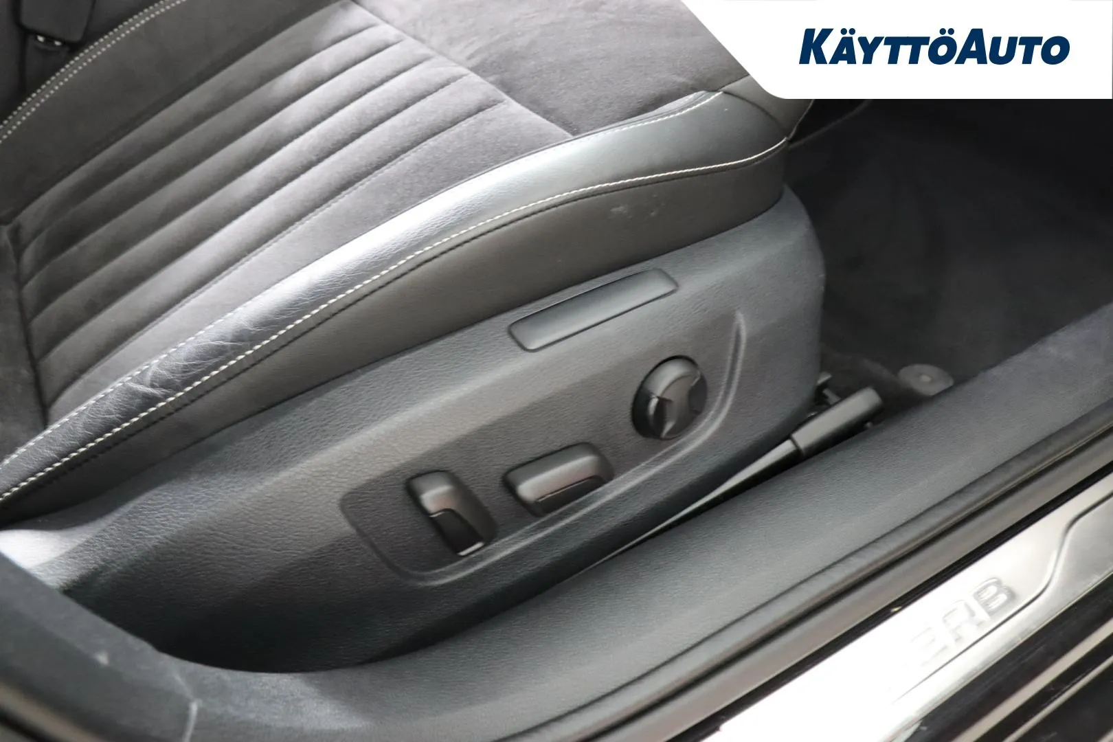 SKODA Superb COJ-641 carousel image