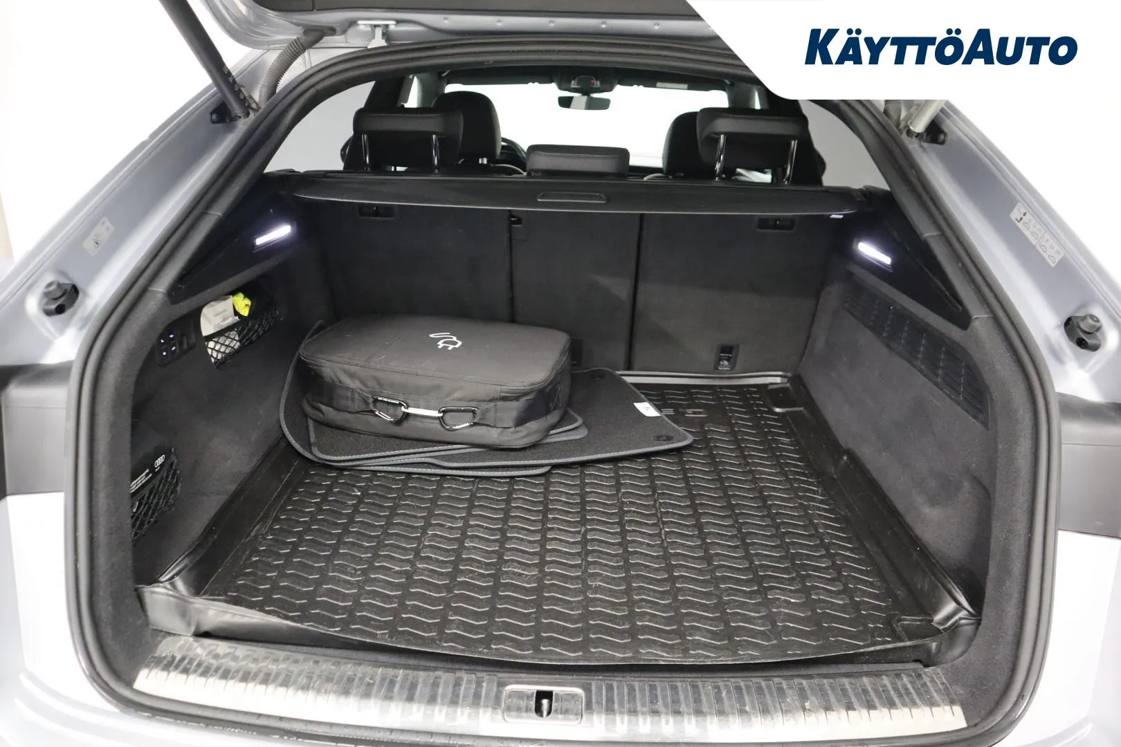 AUDI Q8 FNA-649 carousel image