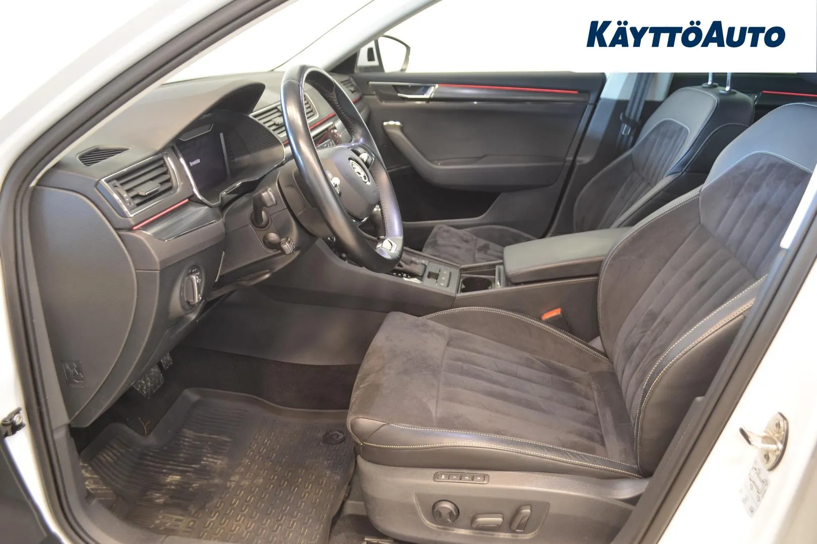 SKODA Superb CPC-871 carousel image