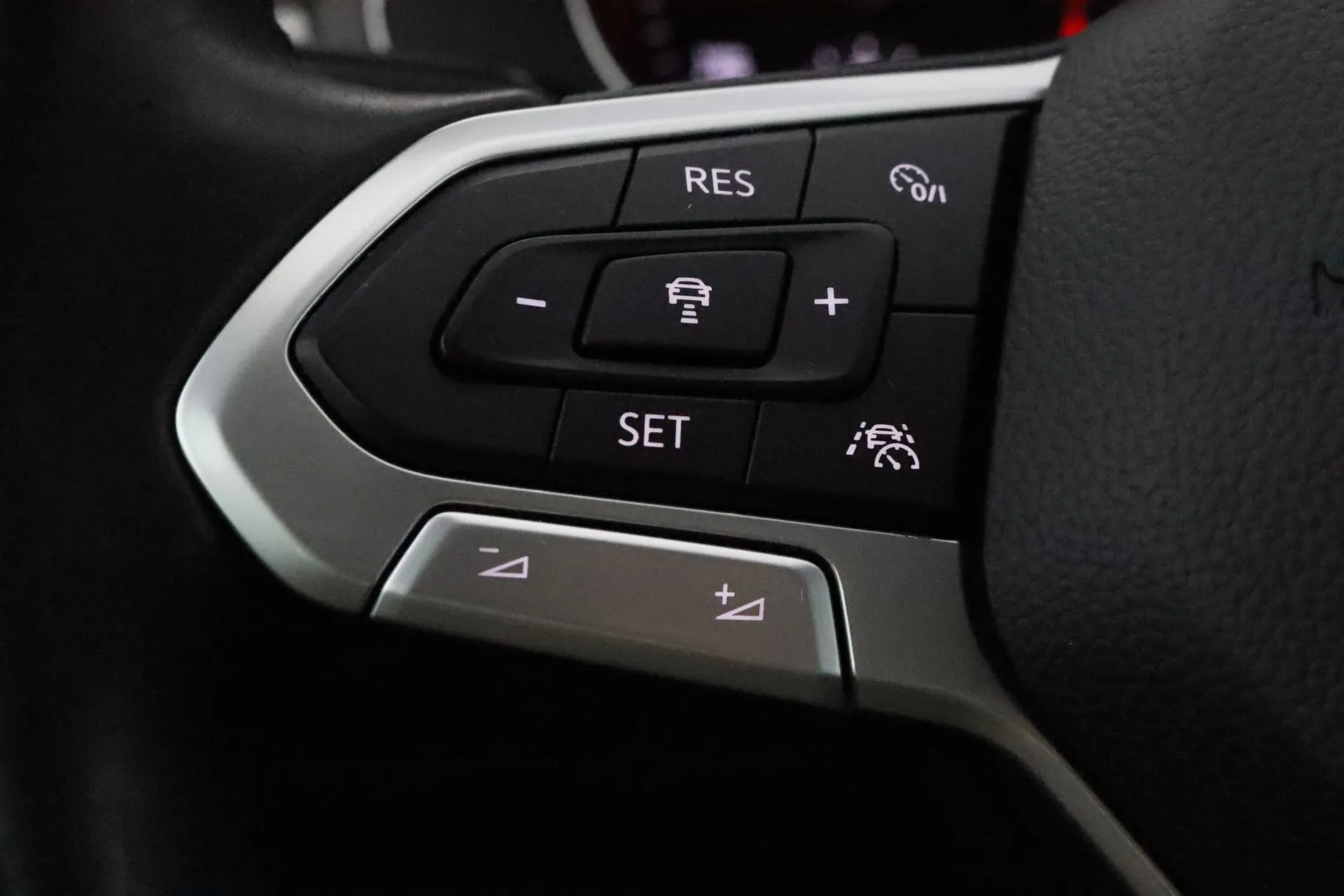 VOLKSWAGEN Passat FOF-648 carousel image