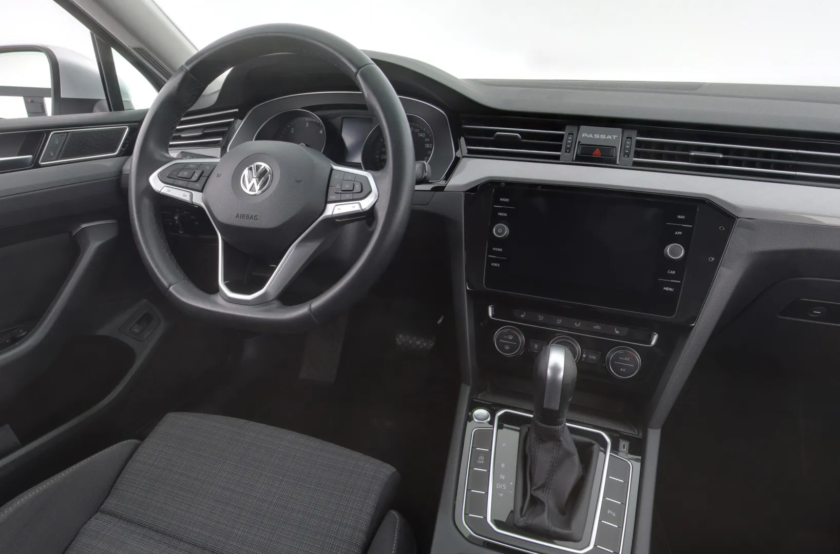 VOLKSWAGEN Passat FOF-648 carousel image