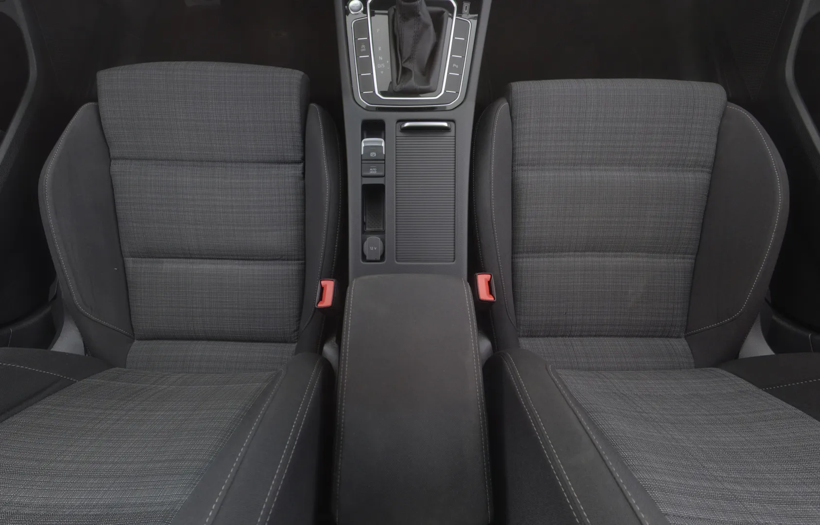 VOLKSWAGEN Passat FOF-648 carousel image