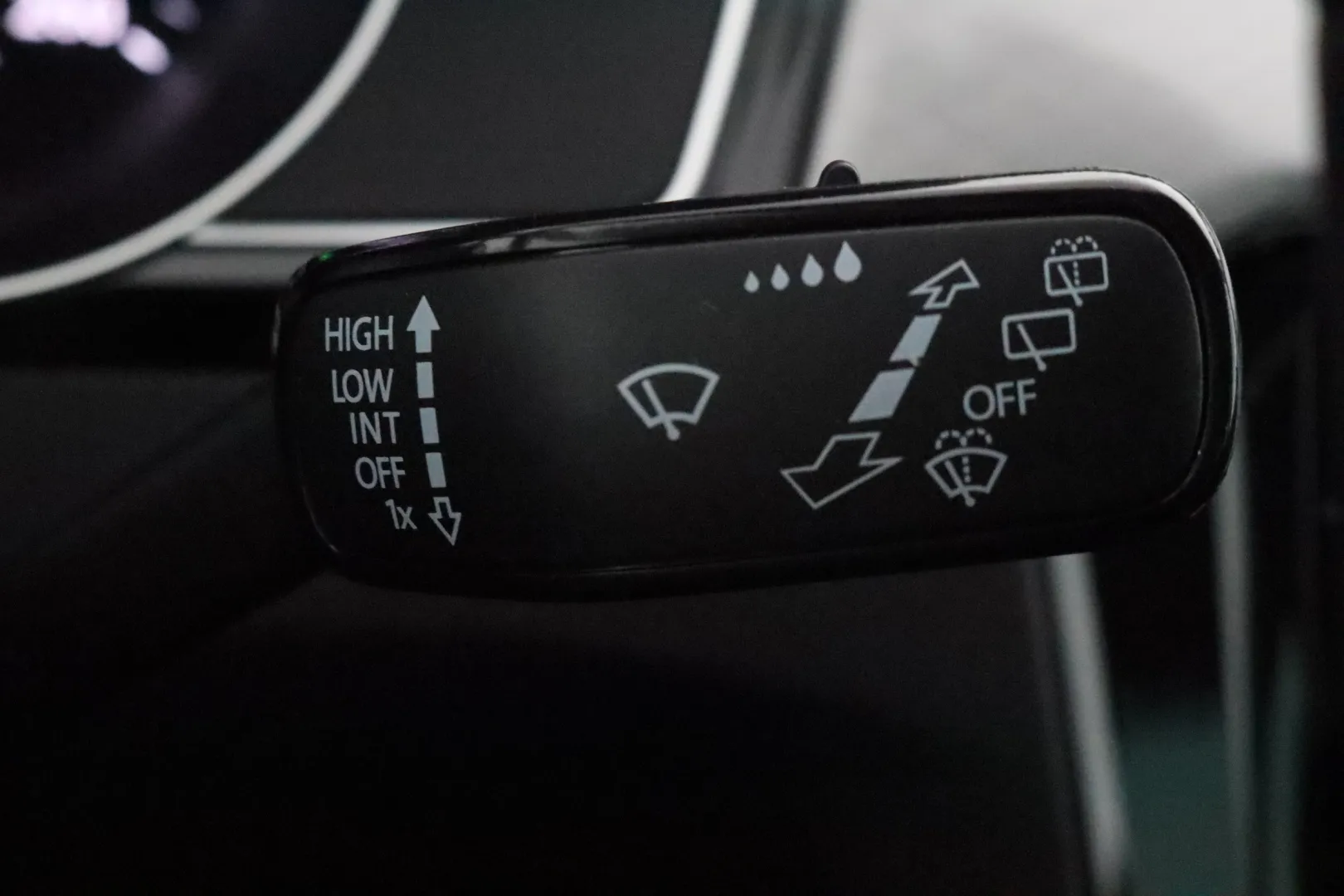 VOLKSWAGEN Passat FOF-648 carousel image