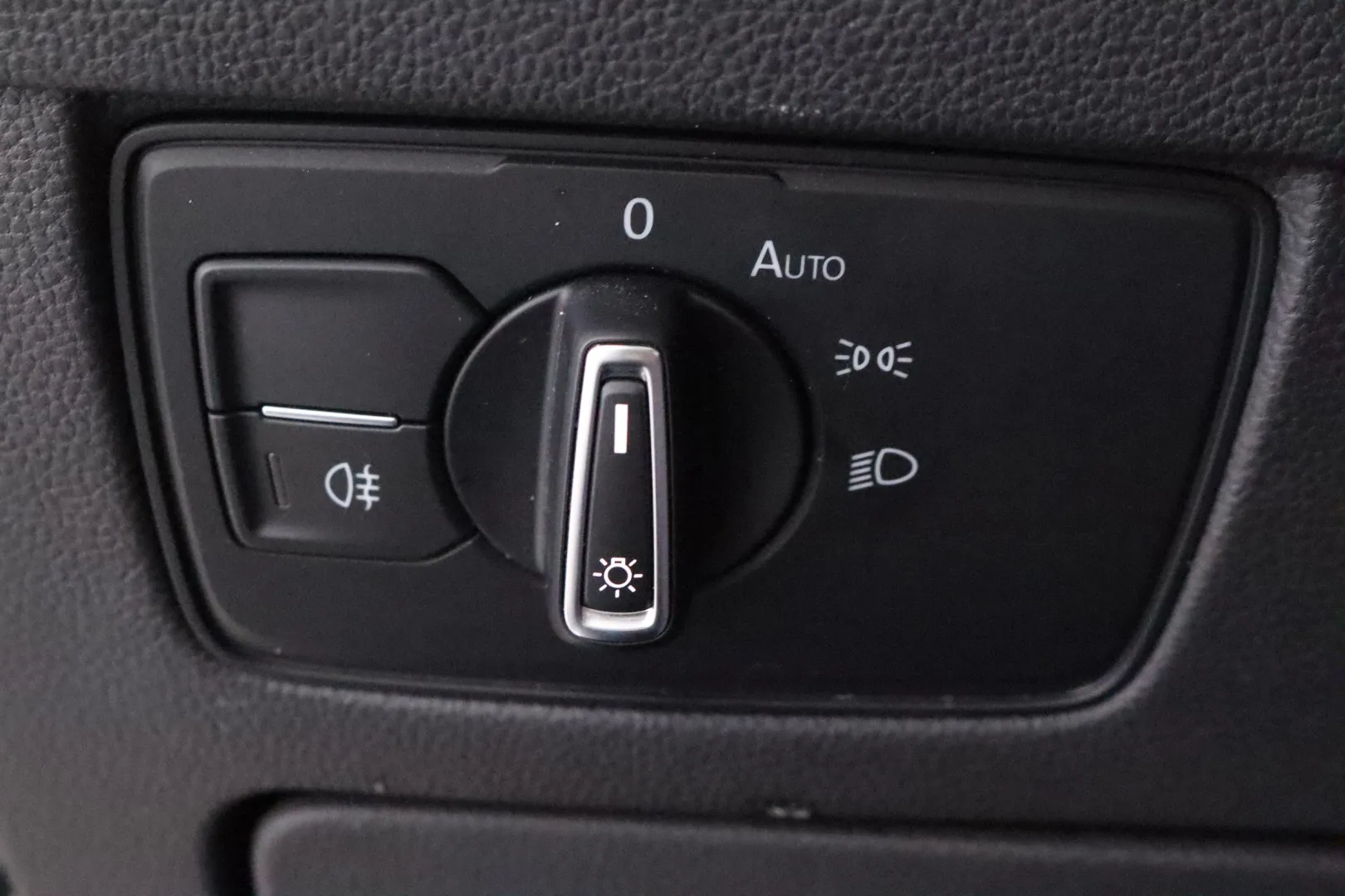 VOLKSWAGEN Passat FOF-648 carousel image