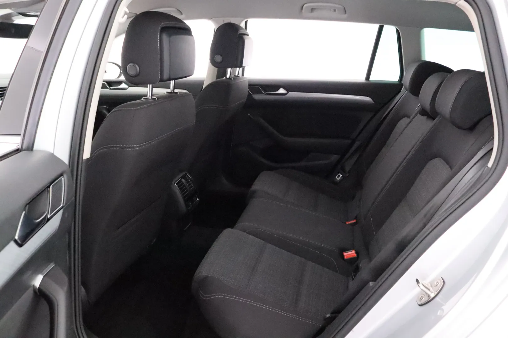 VOLKSWAGEN Passat FOF-648 carousel image