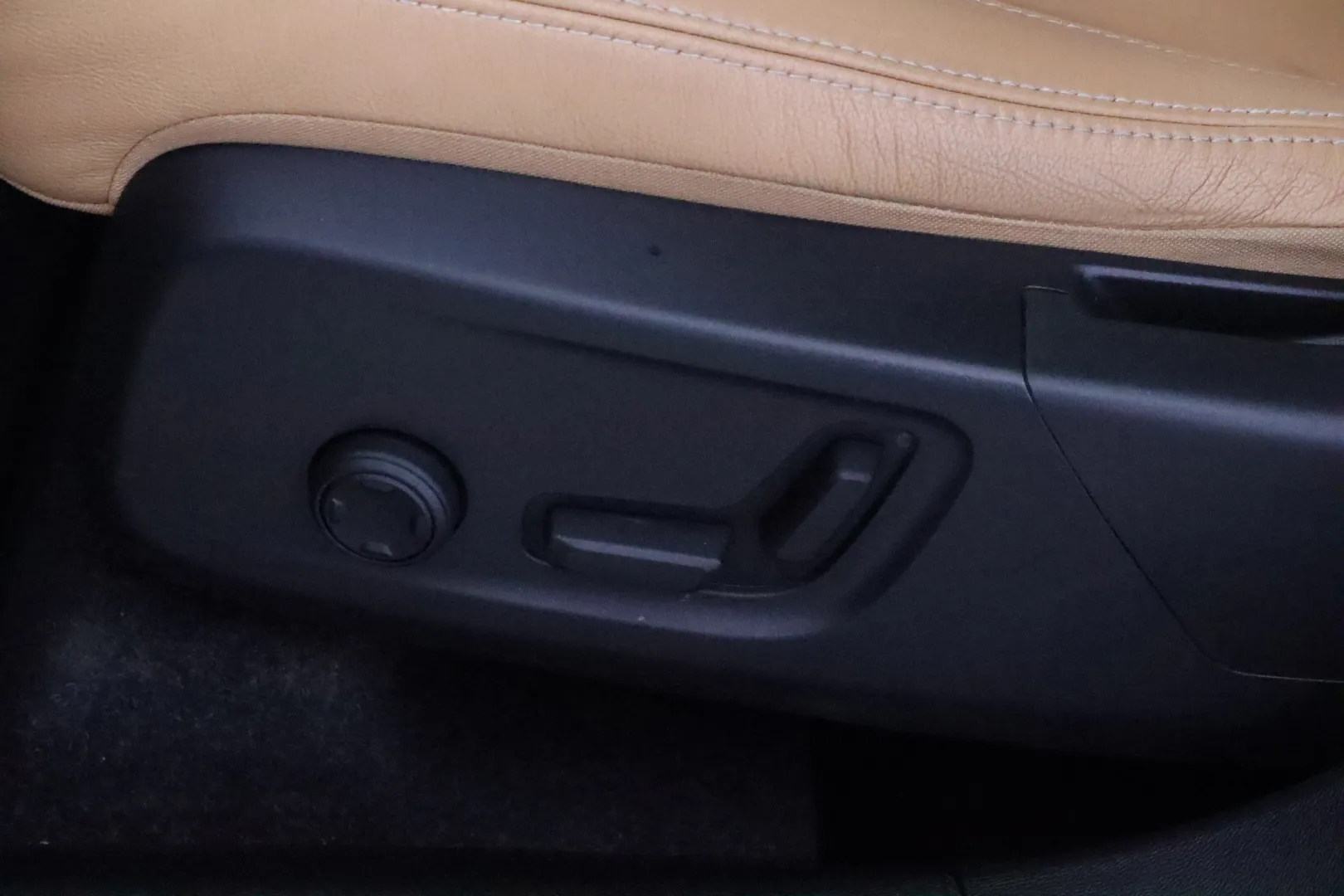 VOLVO XC40 OXV-887 carousel image