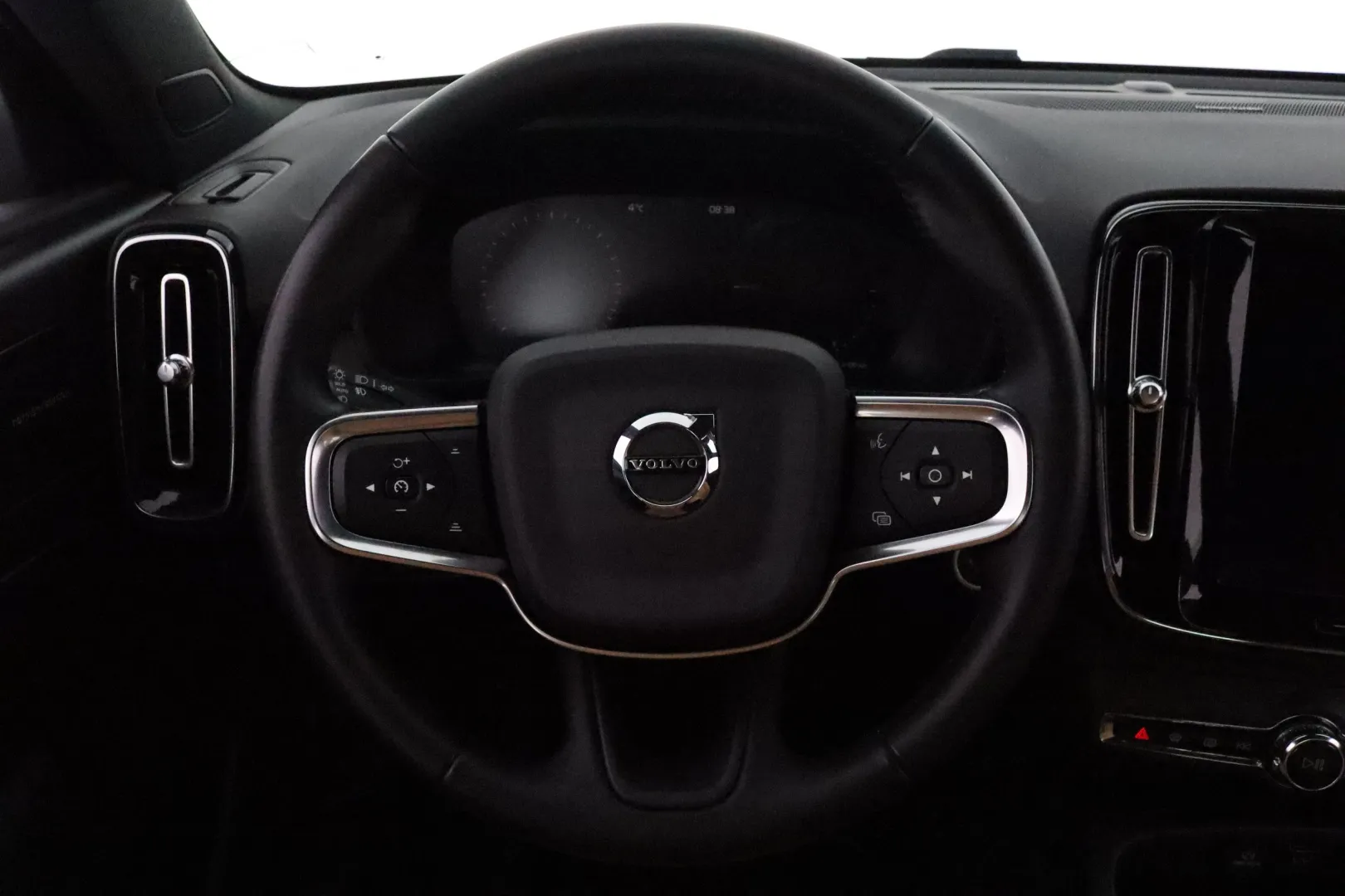 VOLVO XC40 OXV-887 carousel image