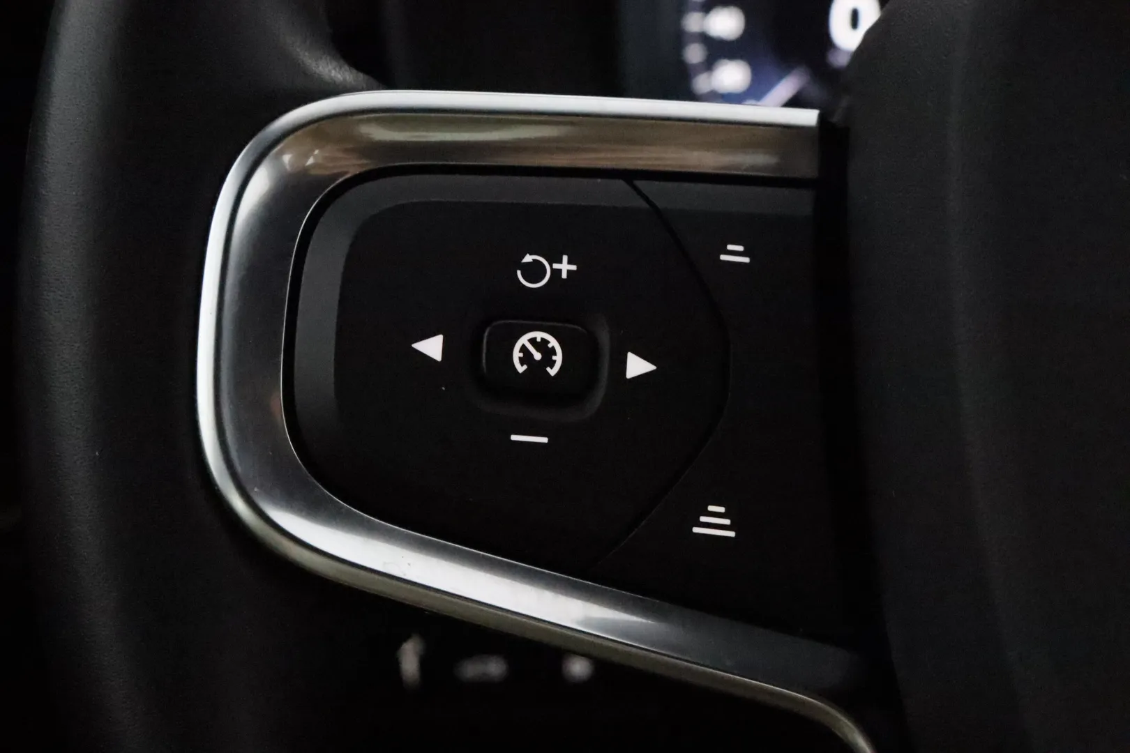 VOLVO XC40 OXV-887 carousel image