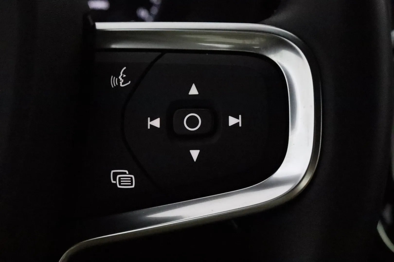 VOLVO XC40 OXV-887 carousel image