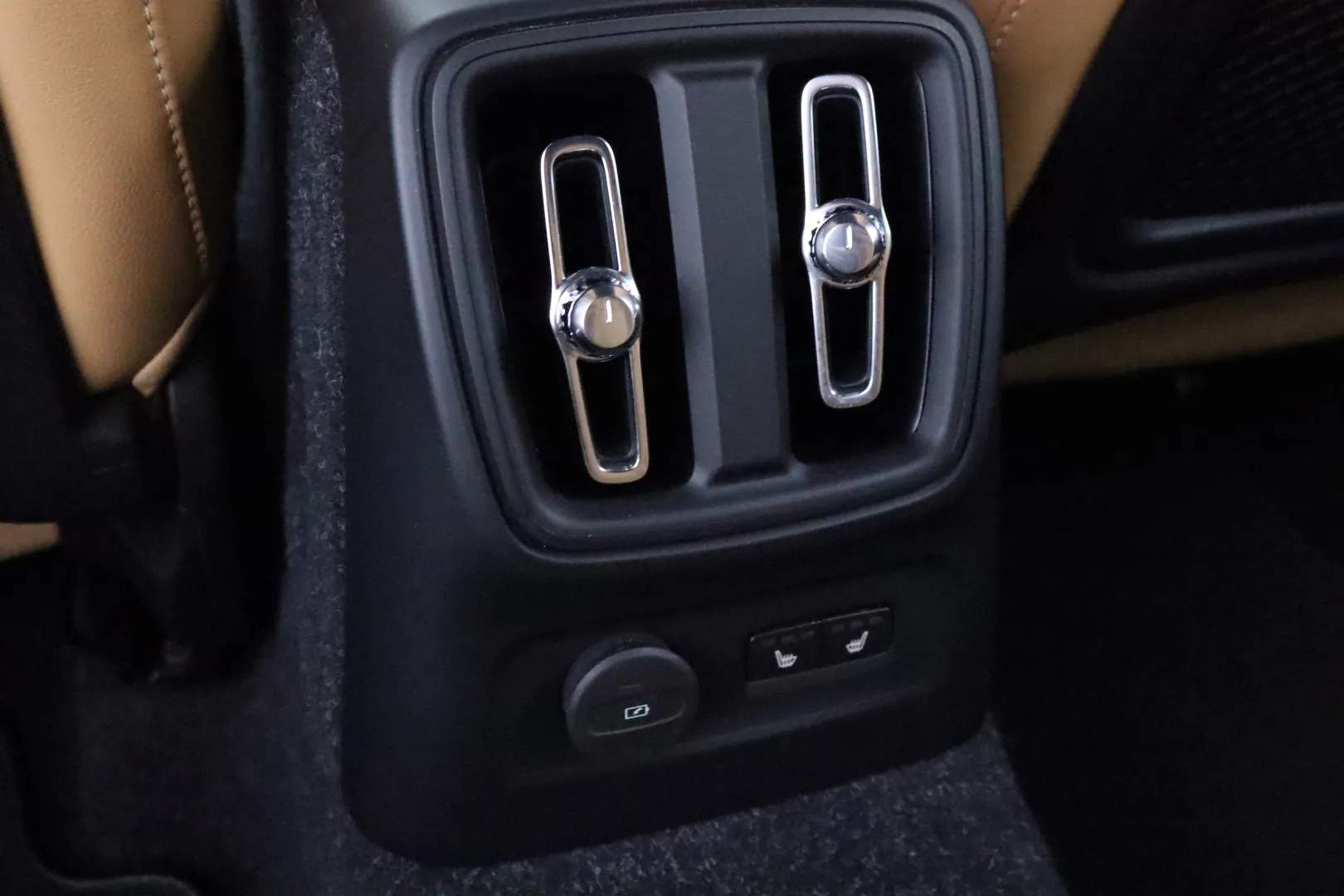 VOLVO XC40 OXV-887 carousel image