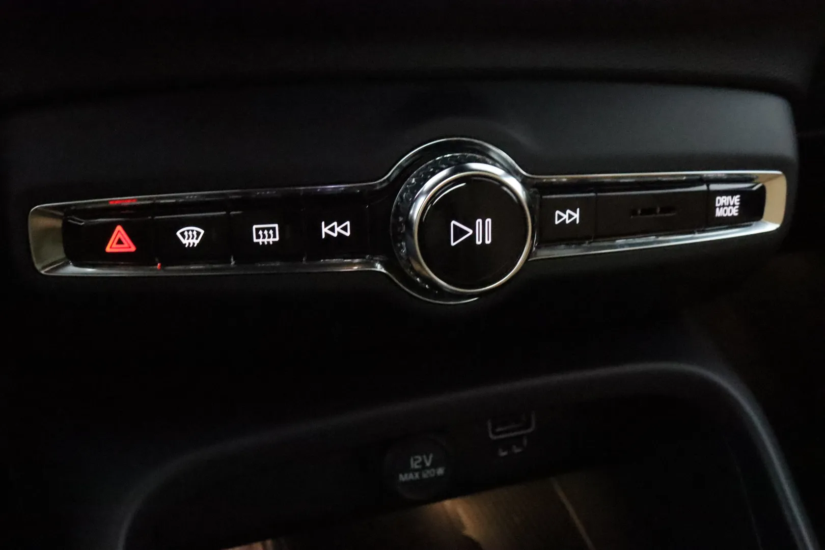 VOLVO XC40 OXV-887 carousel image