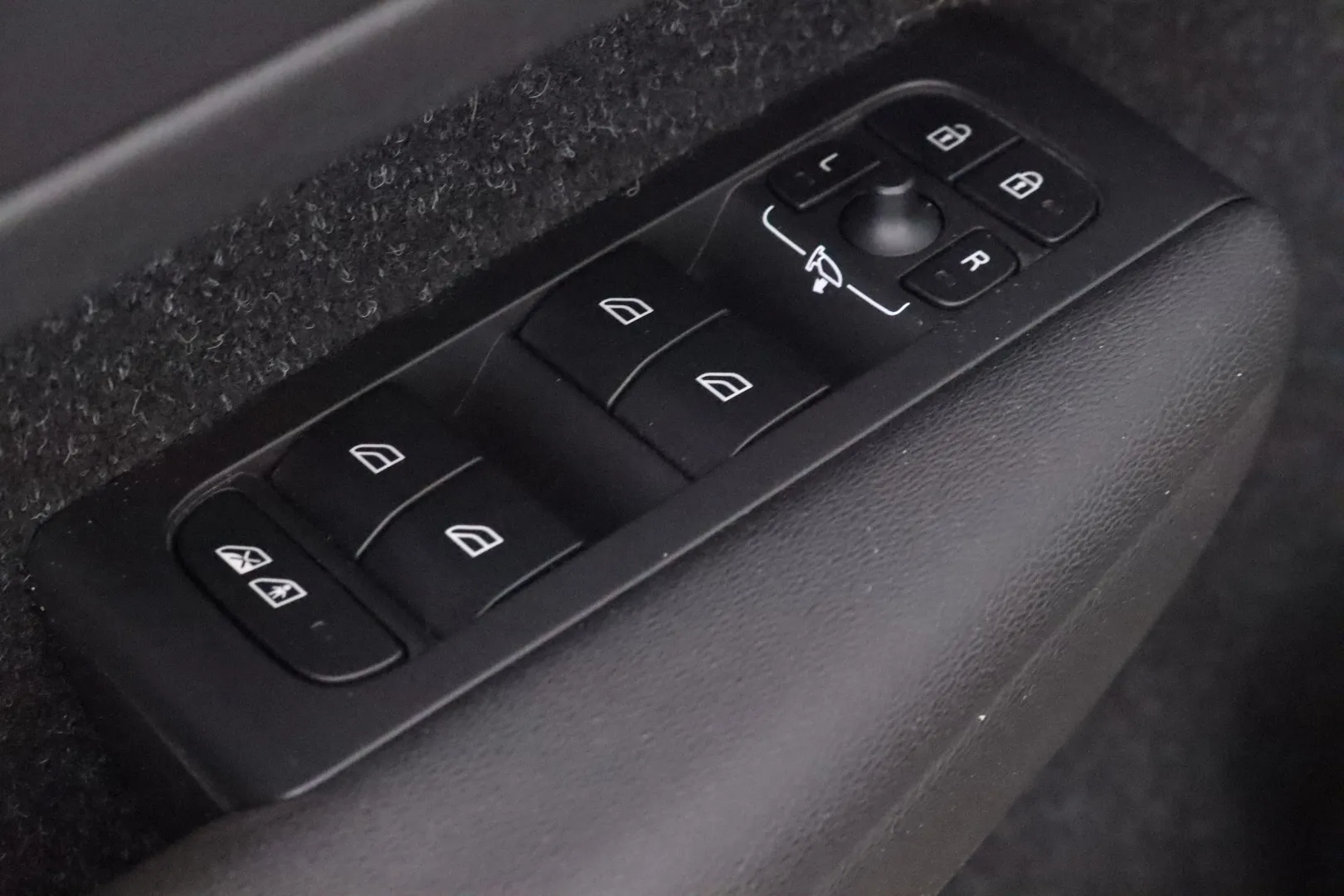 VOLVO XC40 OXV-887 carousel image