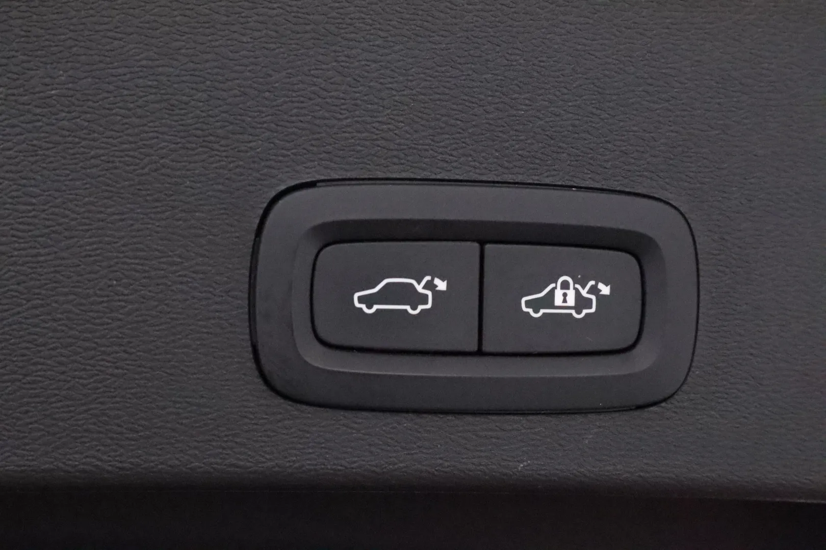 VOLVO XC40 OXV-887 carousel image