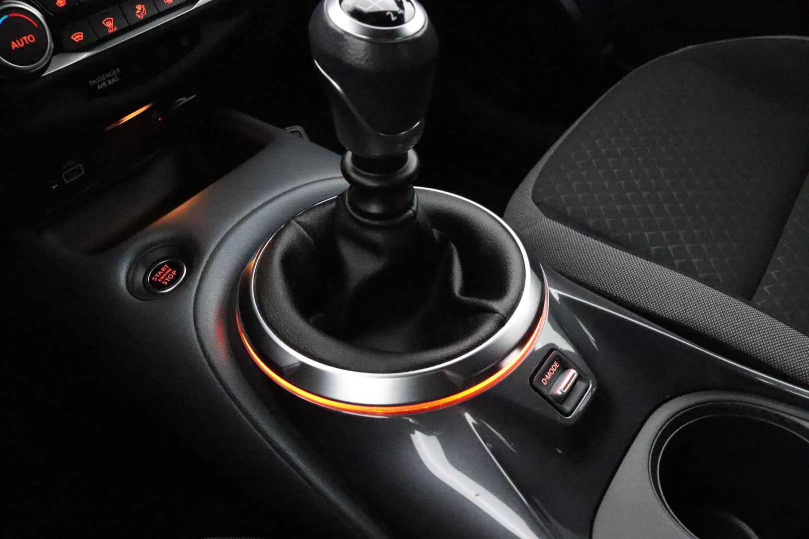 NISSAN Juke ZMU-192 carousel image