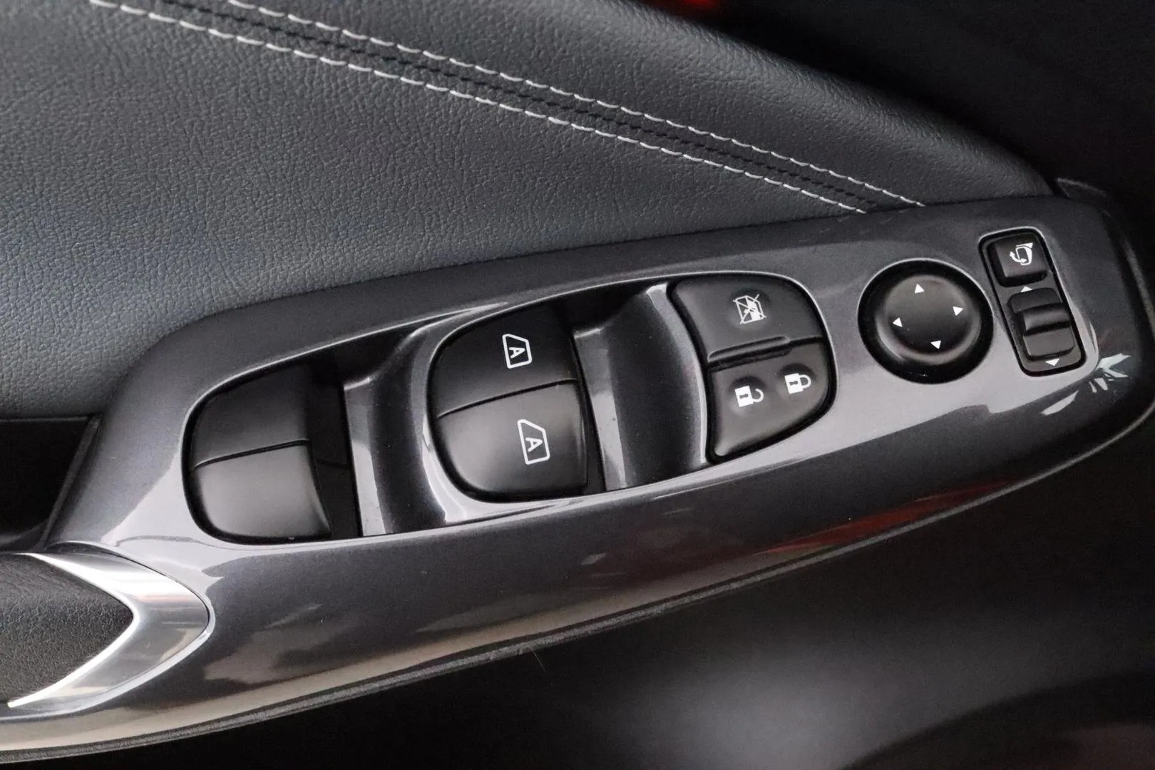 NISSAN Juke ZMU-192 carousel image