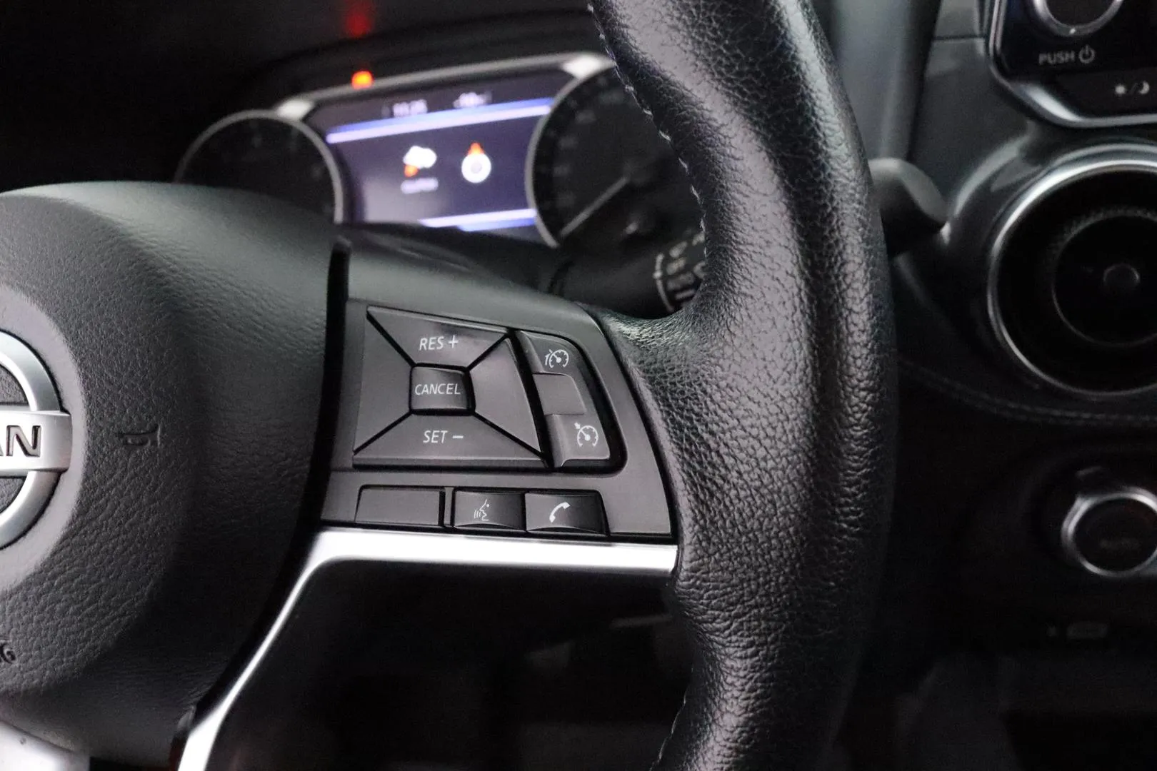 NISSAN Juke ZMU-192 carousel image