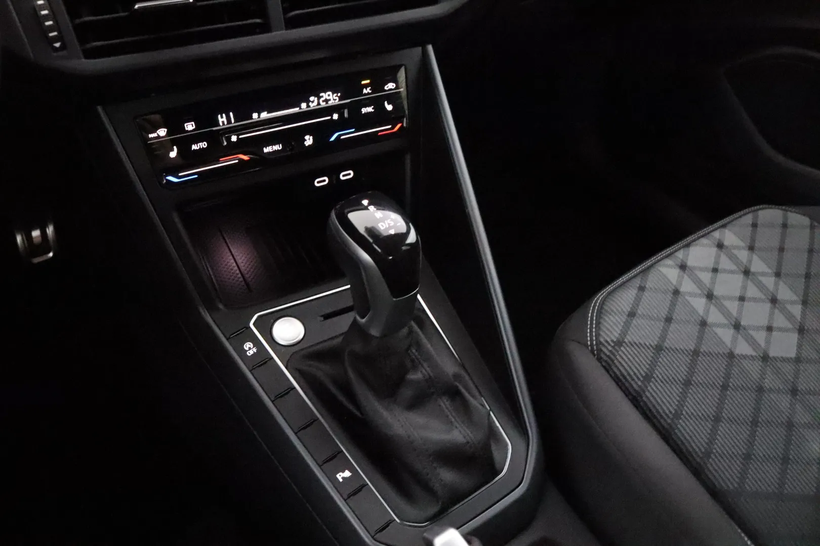 Volkswagen Taigo XTN-819 carousel image