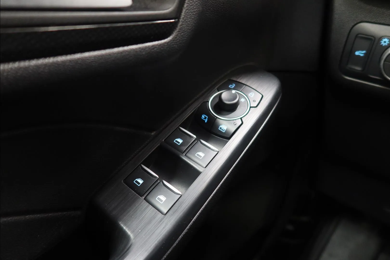 FORD Kuga KVC-681 carousel image