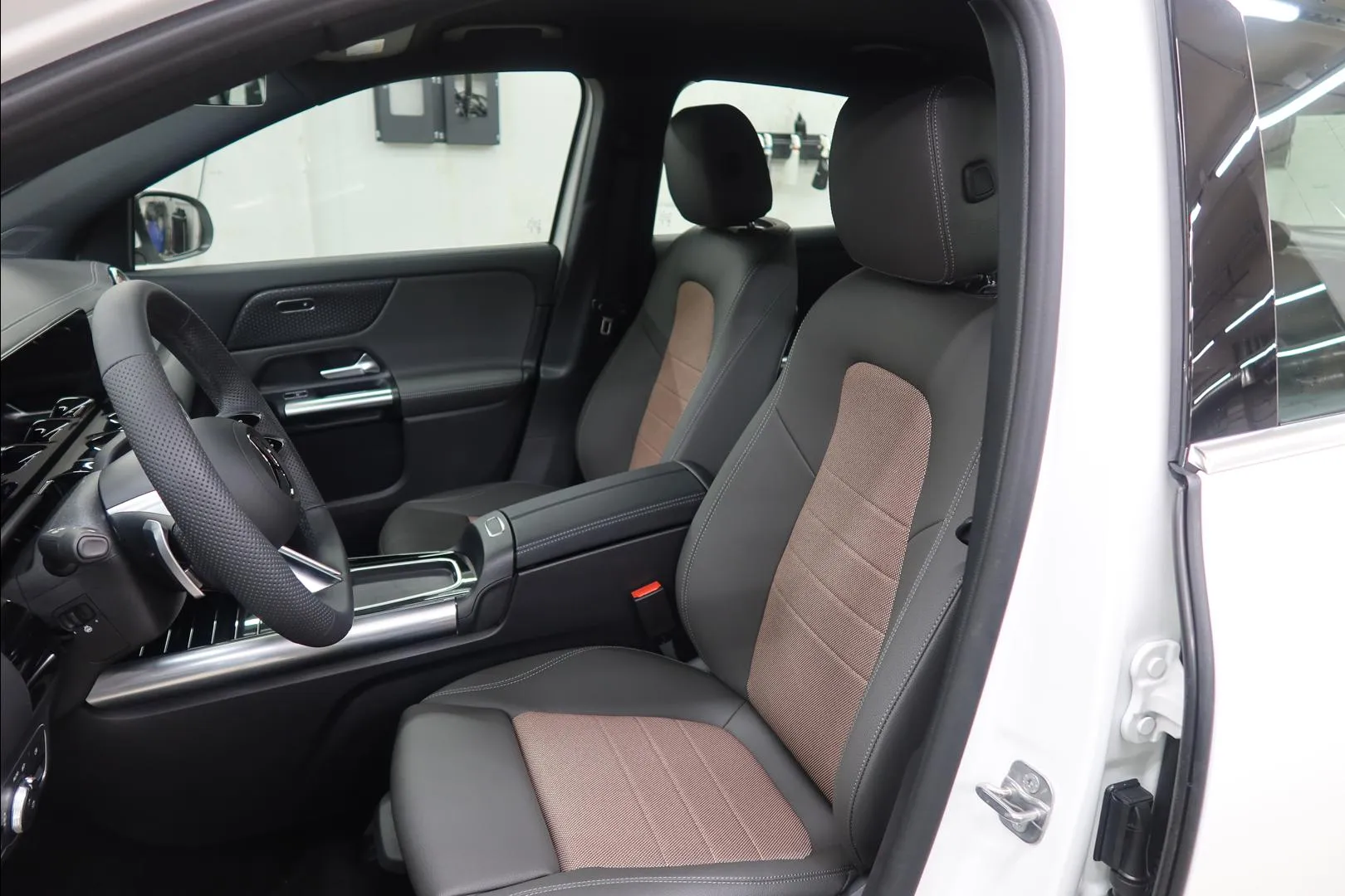 Mercedes-Benz EQA KXP-556 carousel image