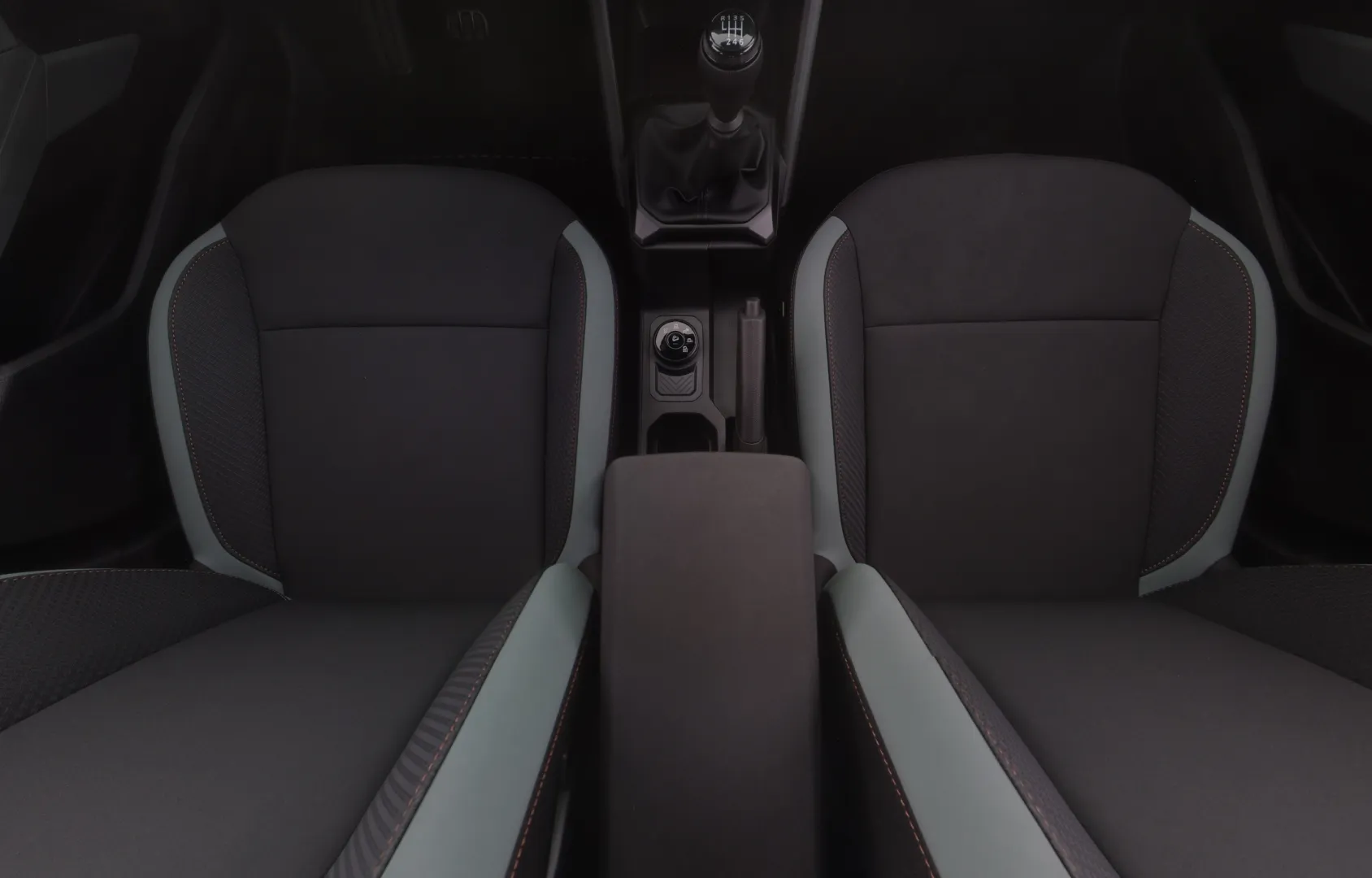 Dacia Duster ISS-688 carousel image