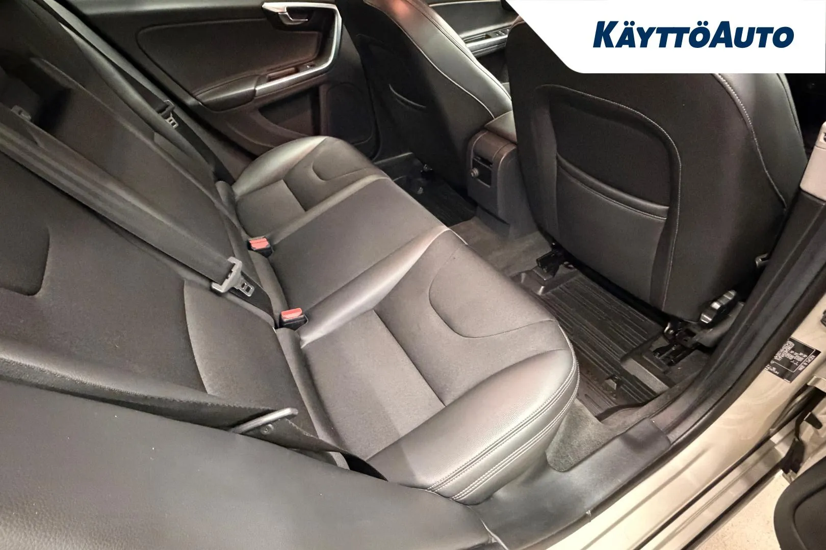 VOLVO V60 UZU-776 carousel image