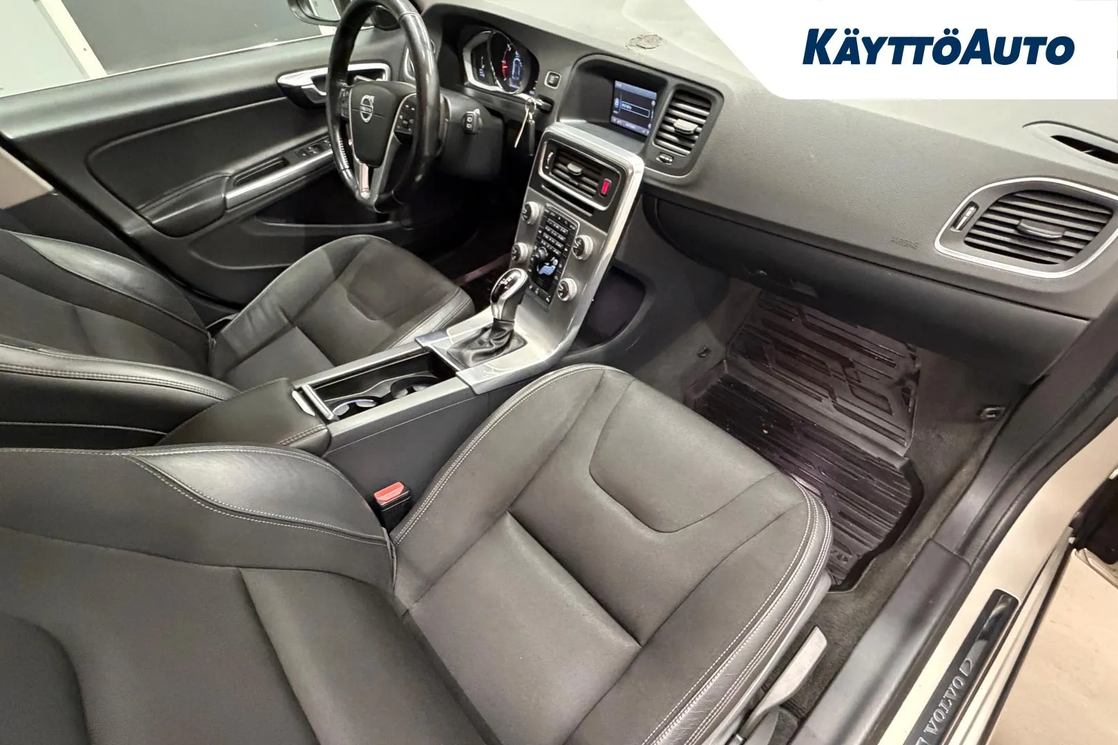 VOLVO V60 UZU-776 carousel image