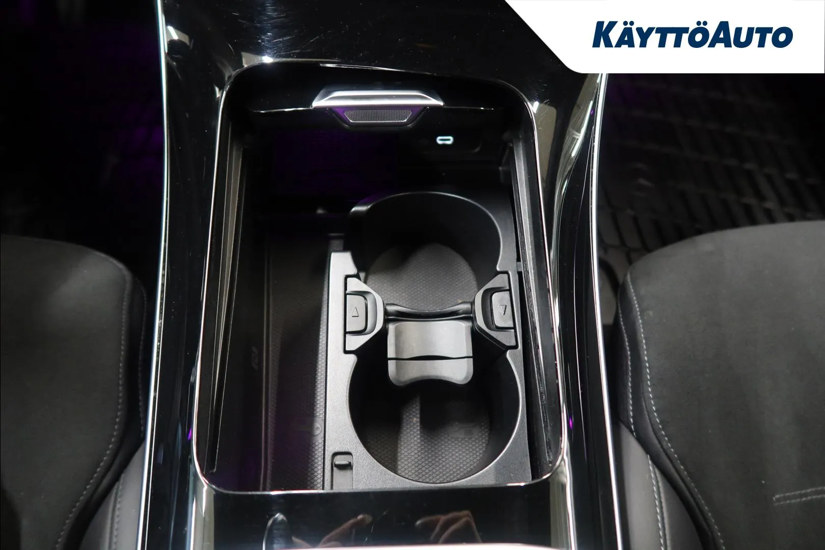 Mercedes-Benz C KUU-267 carousel image