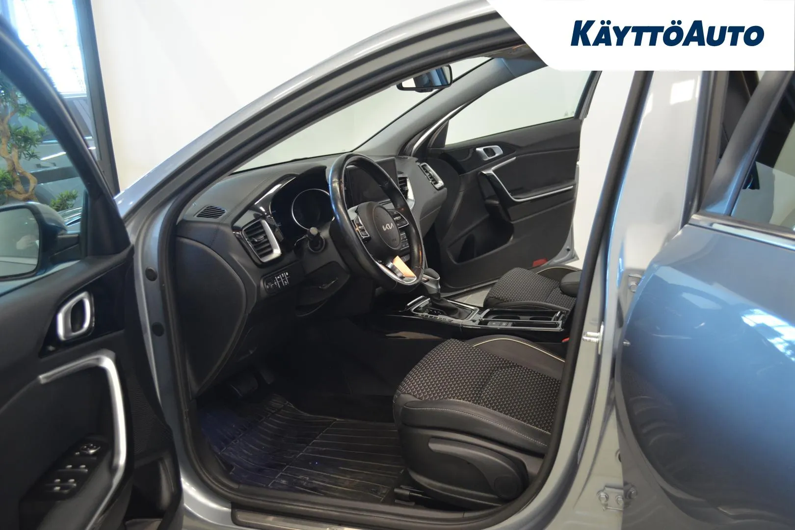 KIA Ceed OZE-414 carousel image