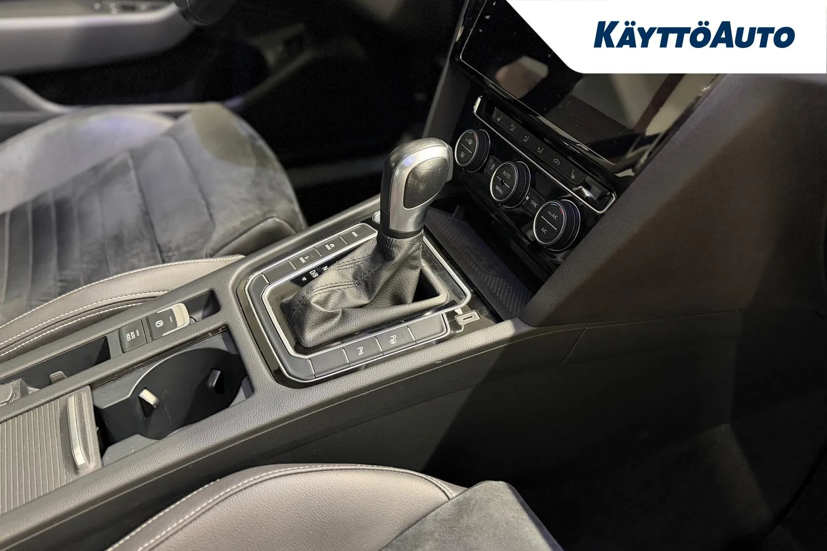 VOLKSWAGEN Passat FOF-670 carousel image