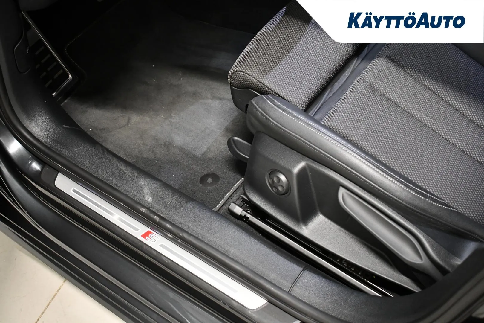 AUDI A4 ZOS-472 carousel image