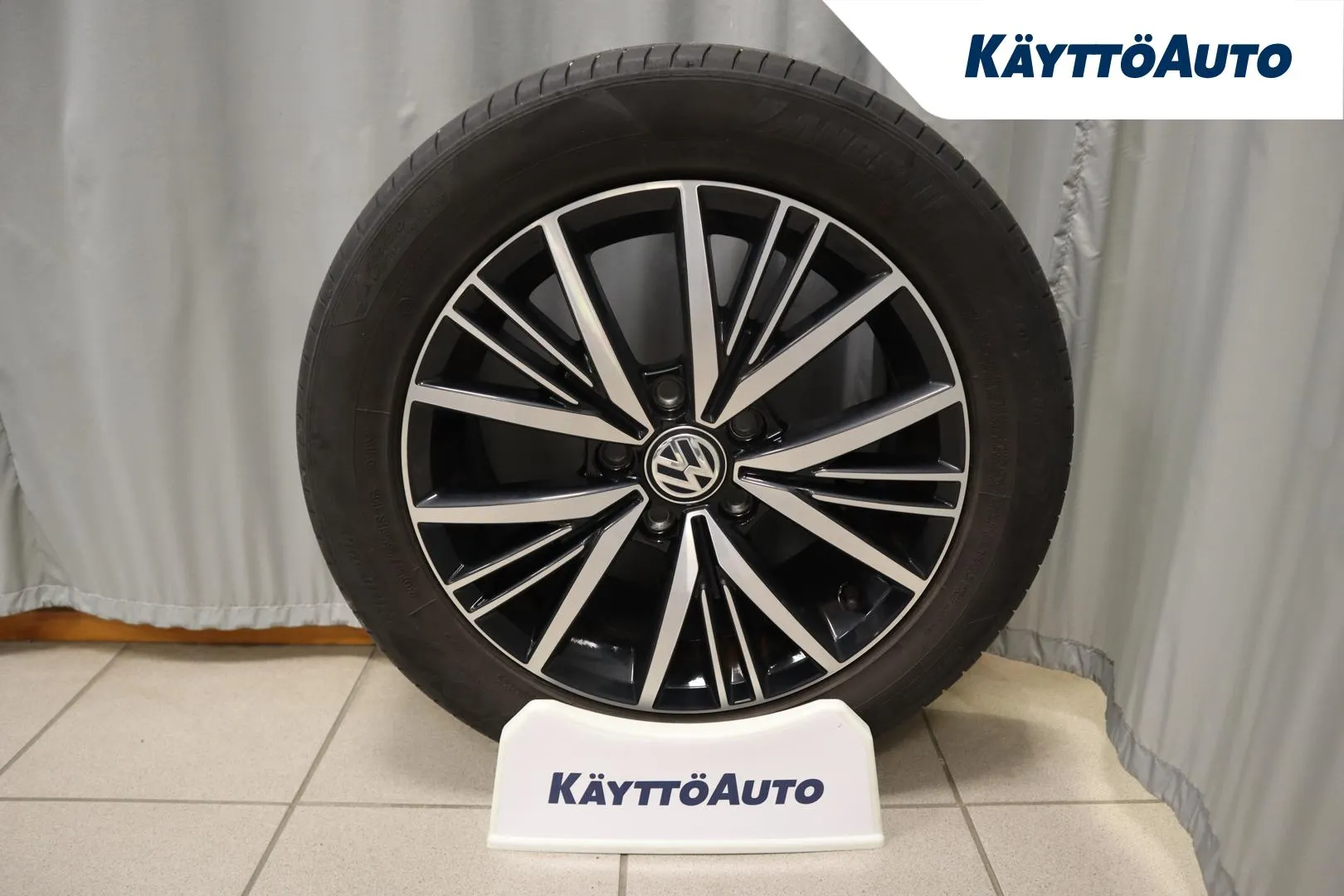 VOLKSWAGEN Golf FMN-995 carousel image