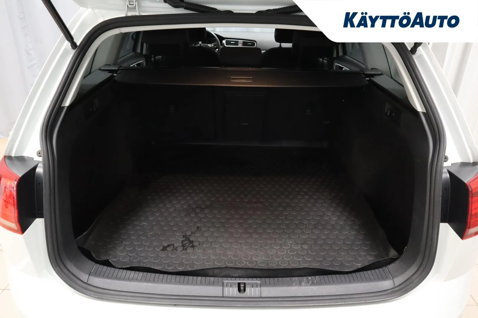 VOLKSWAGEN Golf FMN-995 carousel image