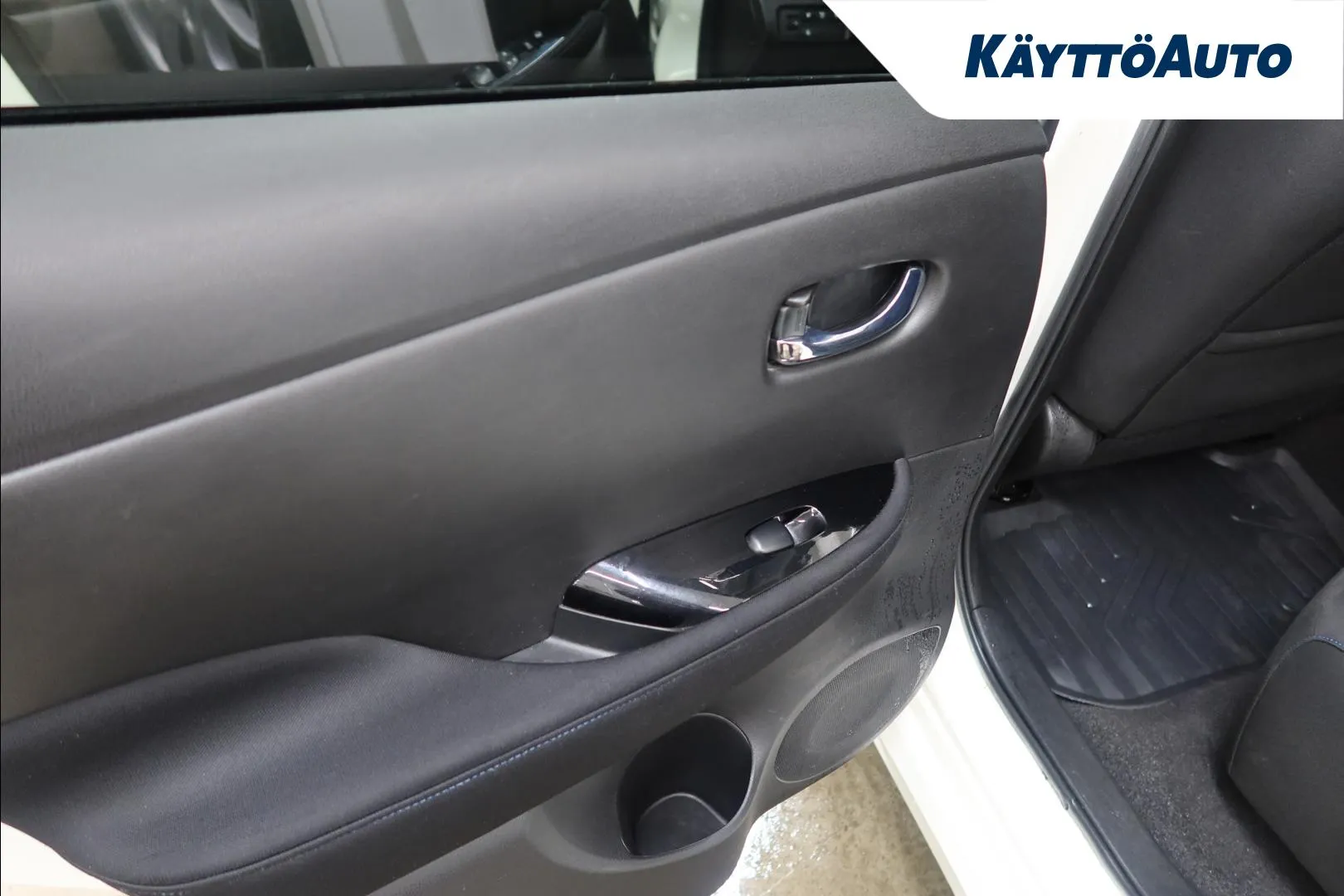 Nissan Leaf KUT-960 carousel image