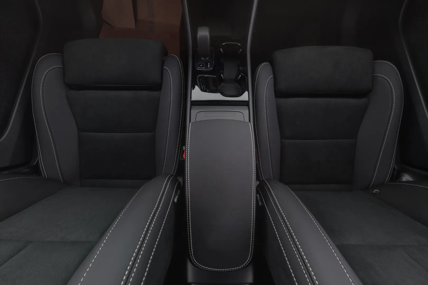 Volvo EC40 XTO-143 carousel image