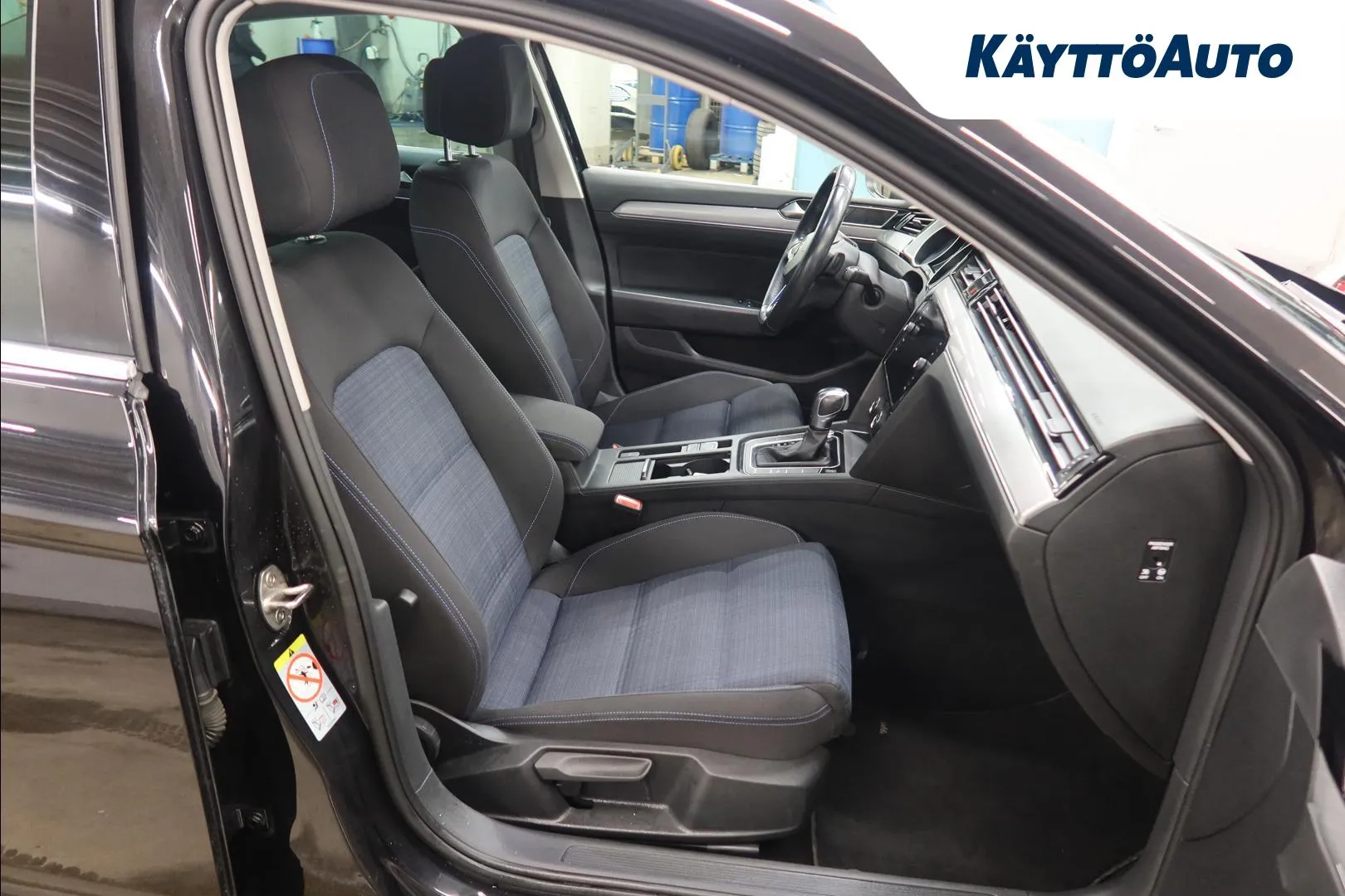 VOLKSWAGEN Passat MVY-822 carousel image