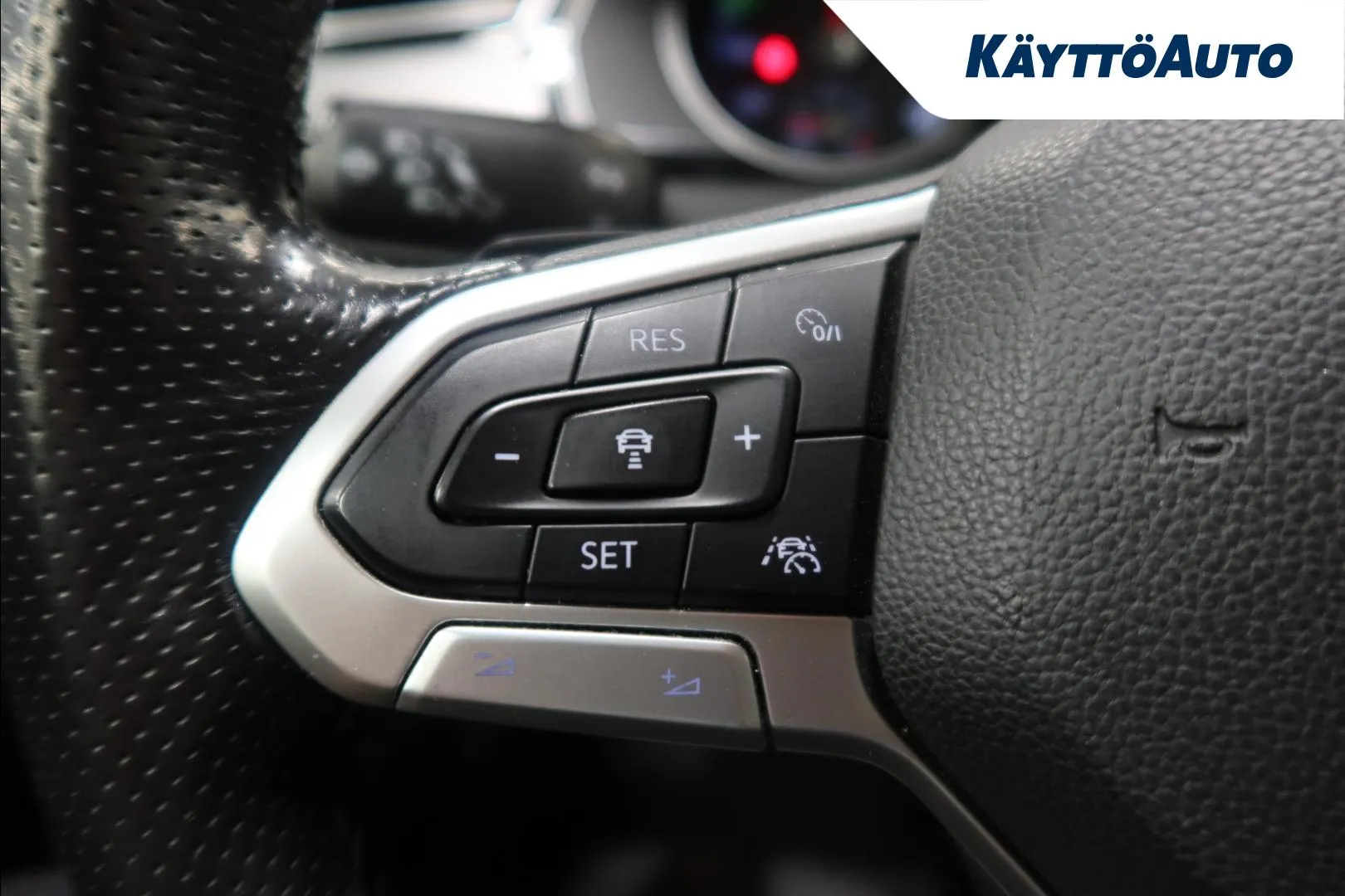 VOLKSWAGEN Passat MVY-822 carousel image