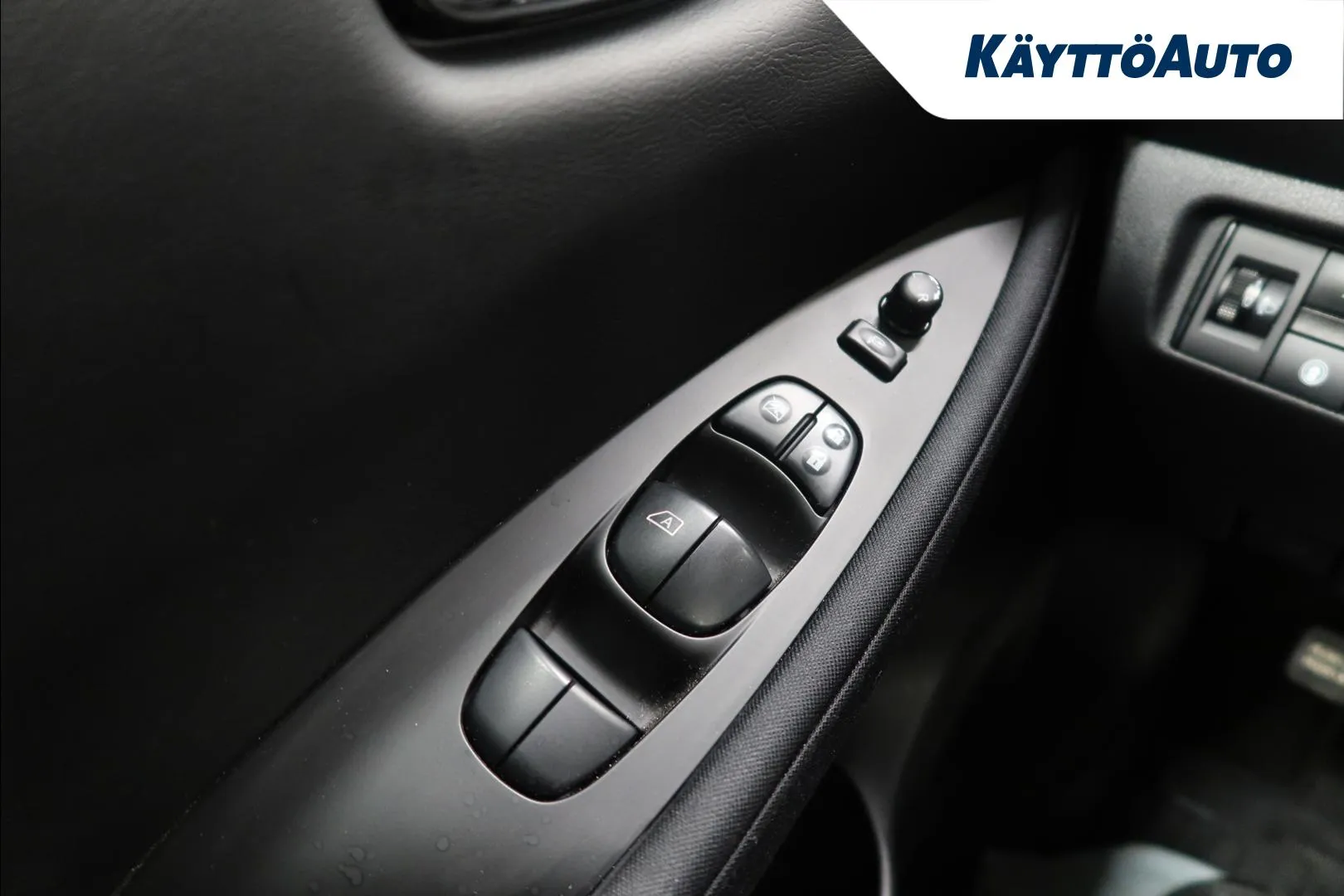 NISSAN Leaf YXL-937 carousel image