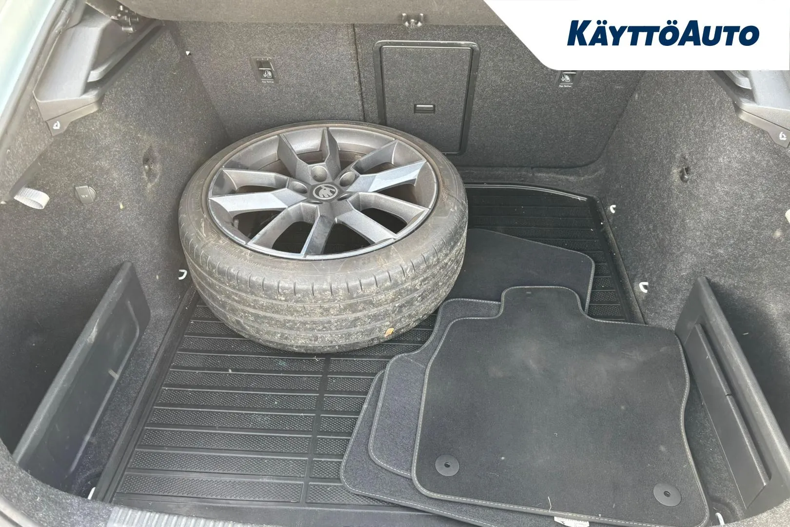 Skoda Octavia FNY-479 carousel image