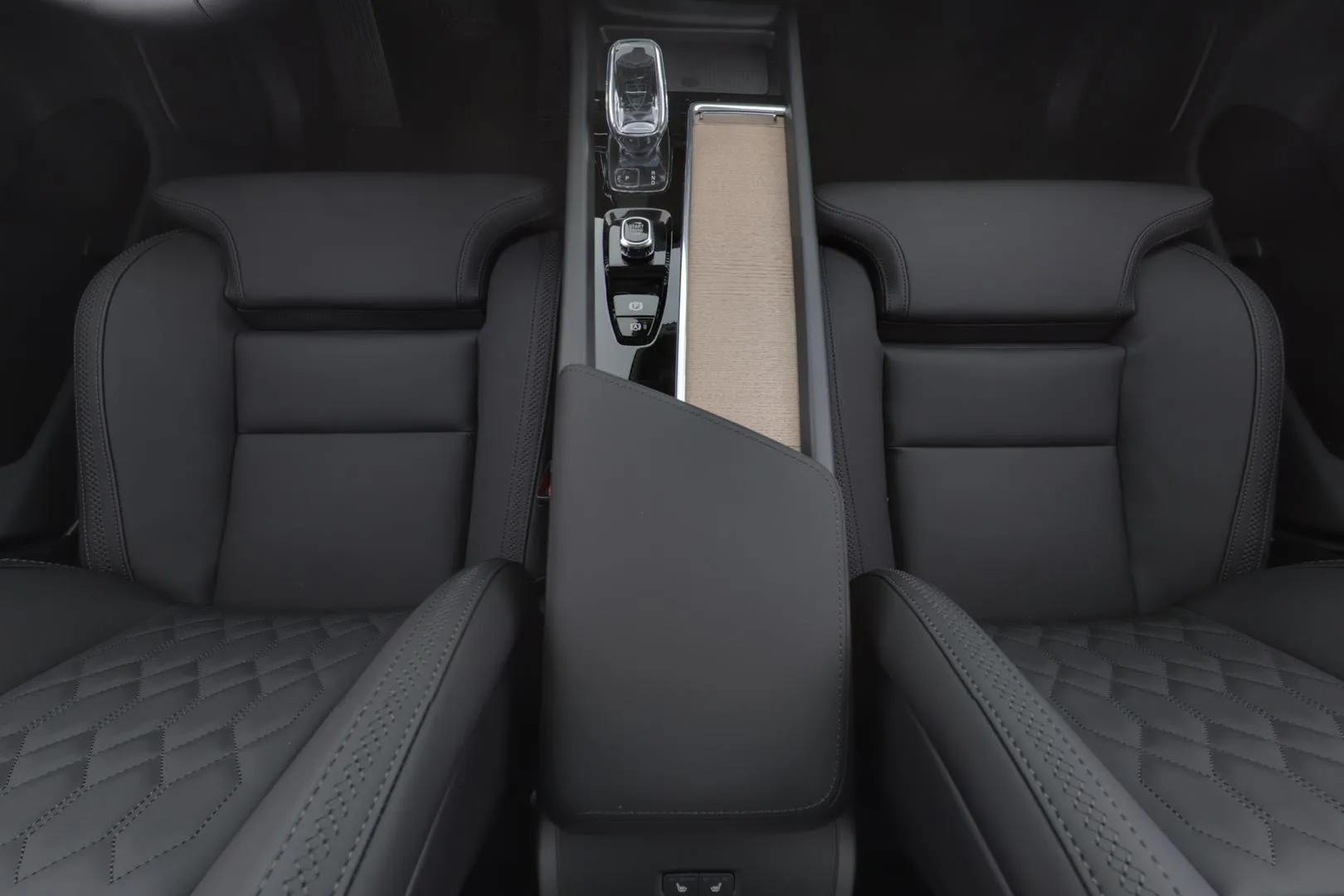 Volvo XC60 YMI-753 carousel image