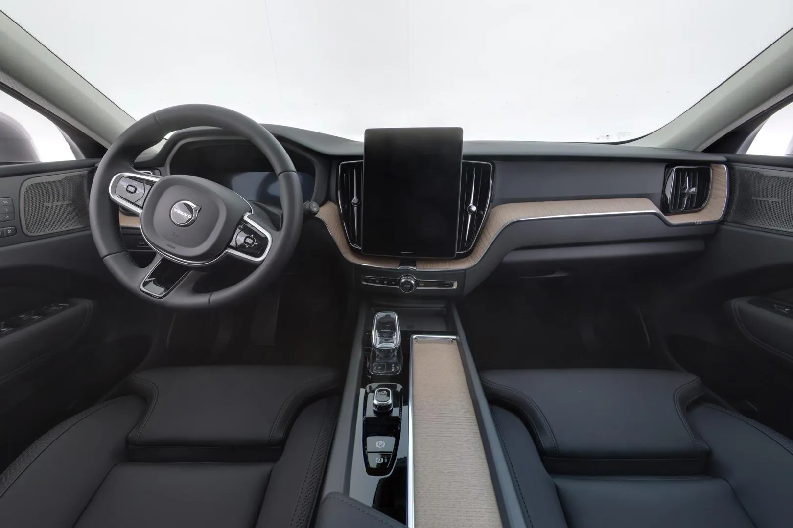 Volvo XC60 YMI-753 carousel image